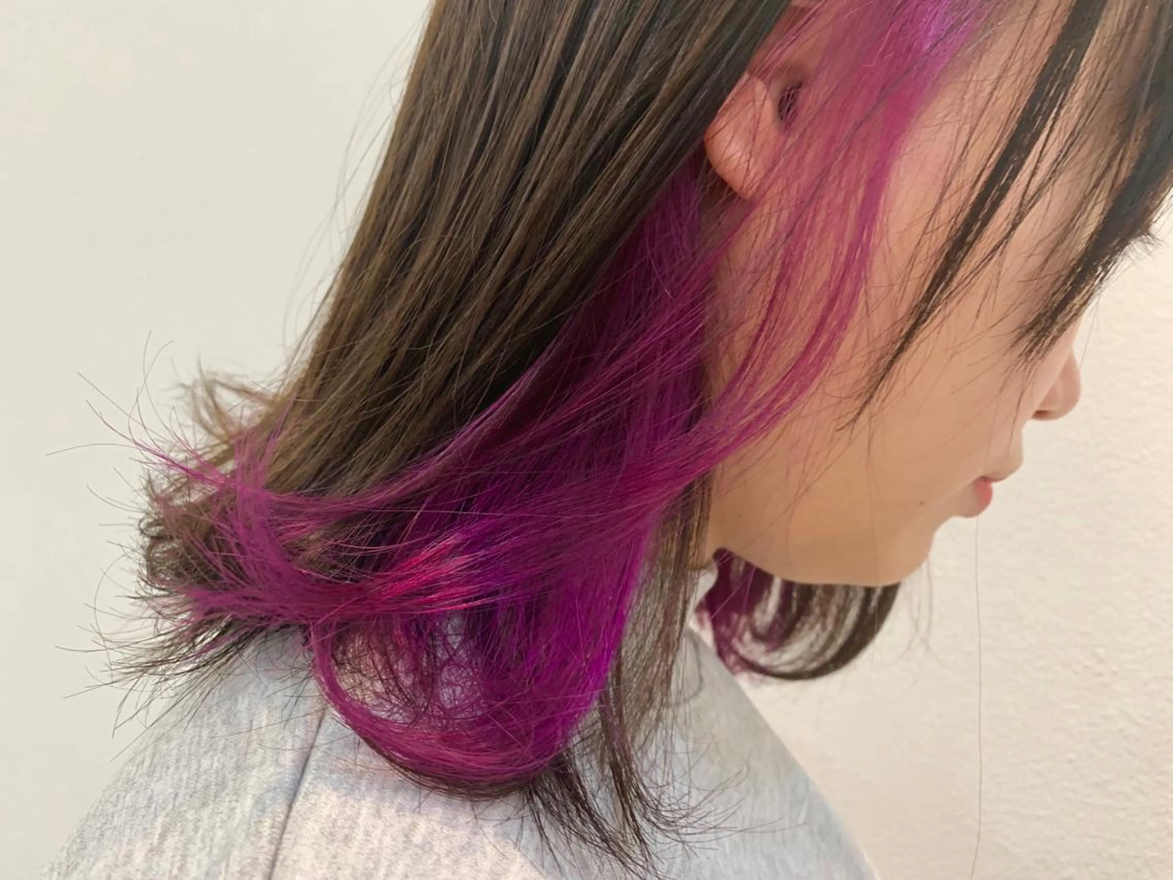 セミロング カラー ヘアカラー 艶髪 インナーカラーのヘアスタイル