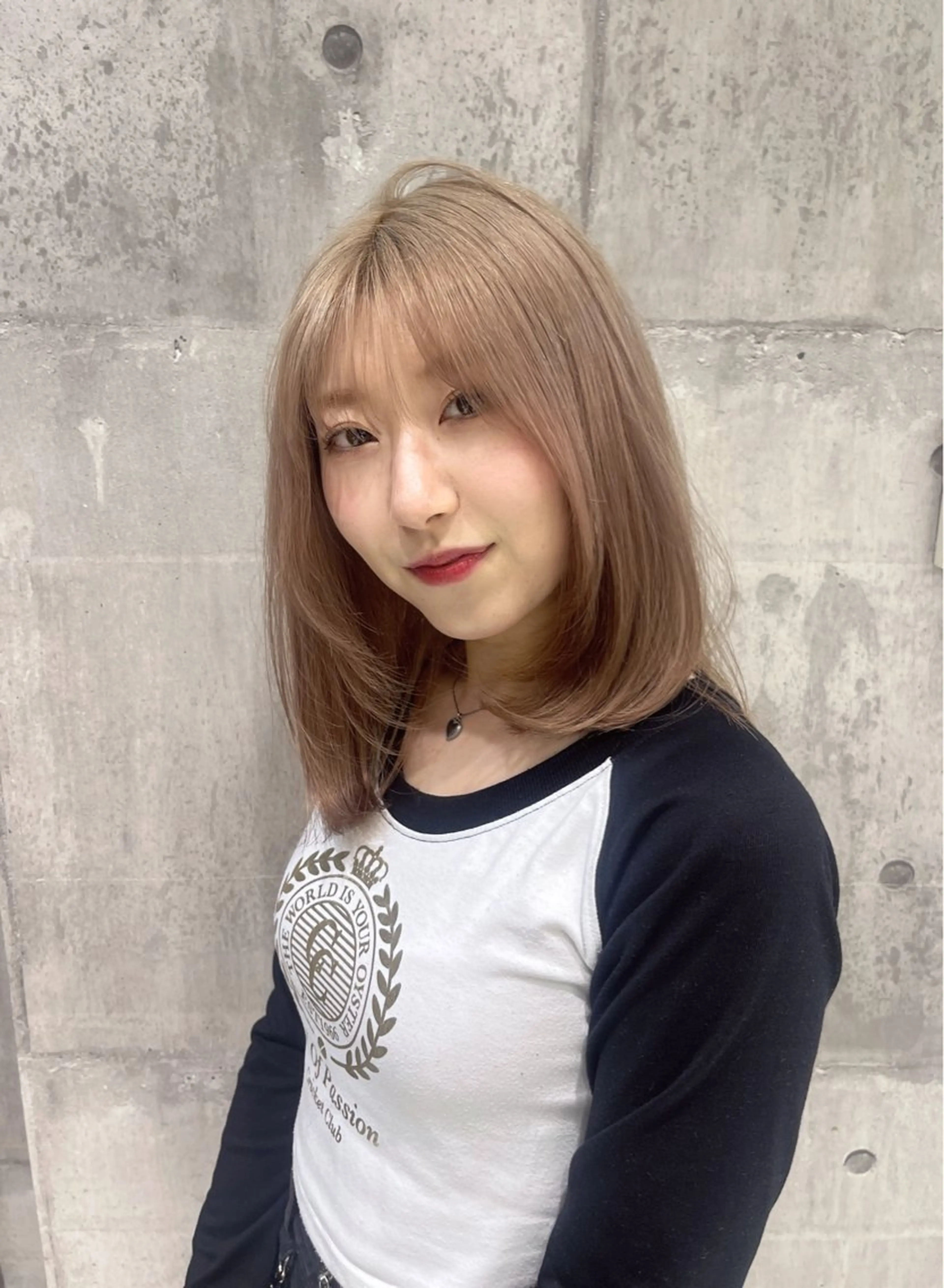 セミロング カラー TENSHO 原宿　ハイトーンのヘアスタイル
