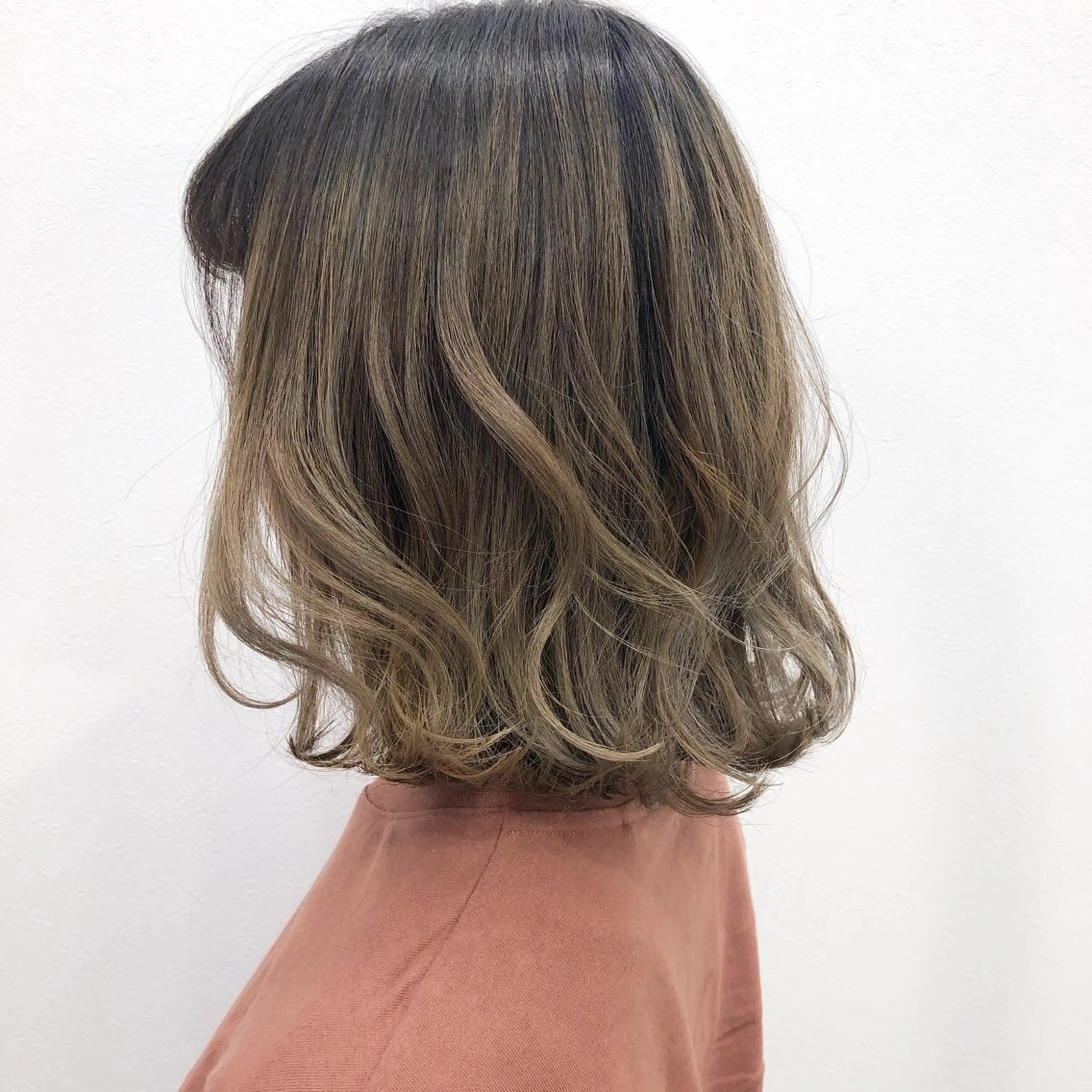 ミディアム レイヤーカット トリートメント a .のヘアスタイル