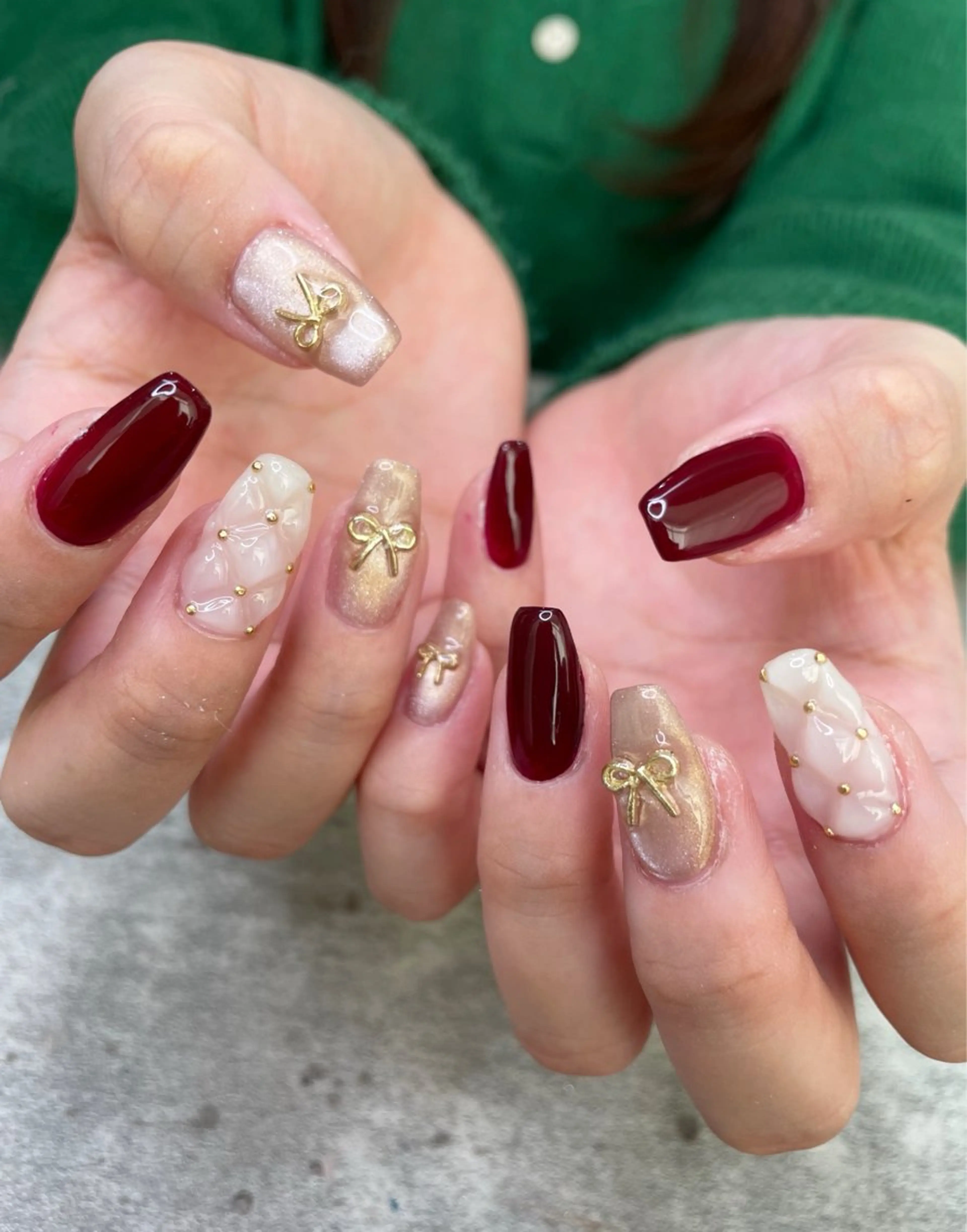 ネイル ボルドー マグネットネイル リボン ホワイト 冬ネイル ハンドネイル ma riのネイルデザイン
