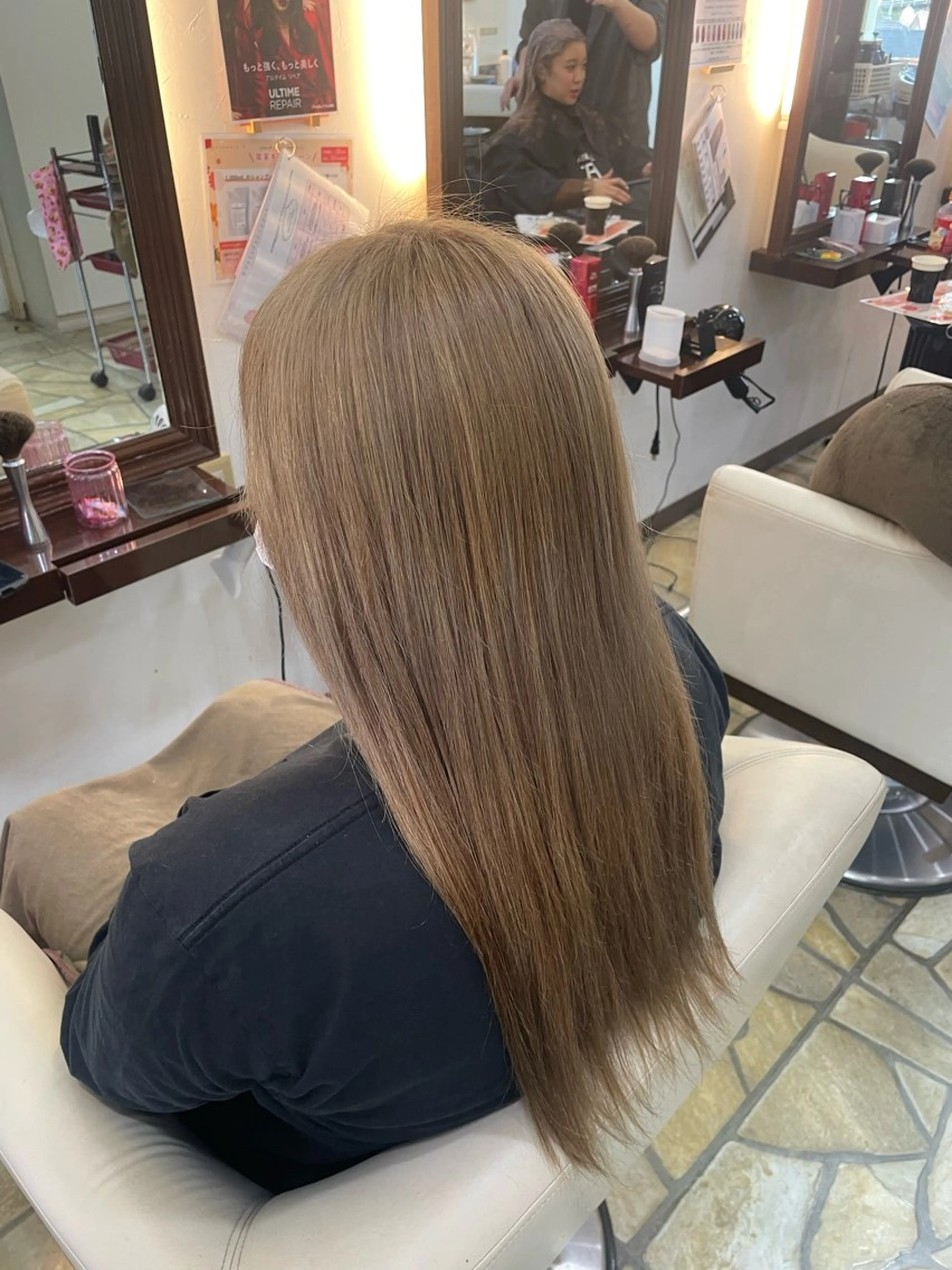 セミロング カラー タツミ マコトのヘアスタイル