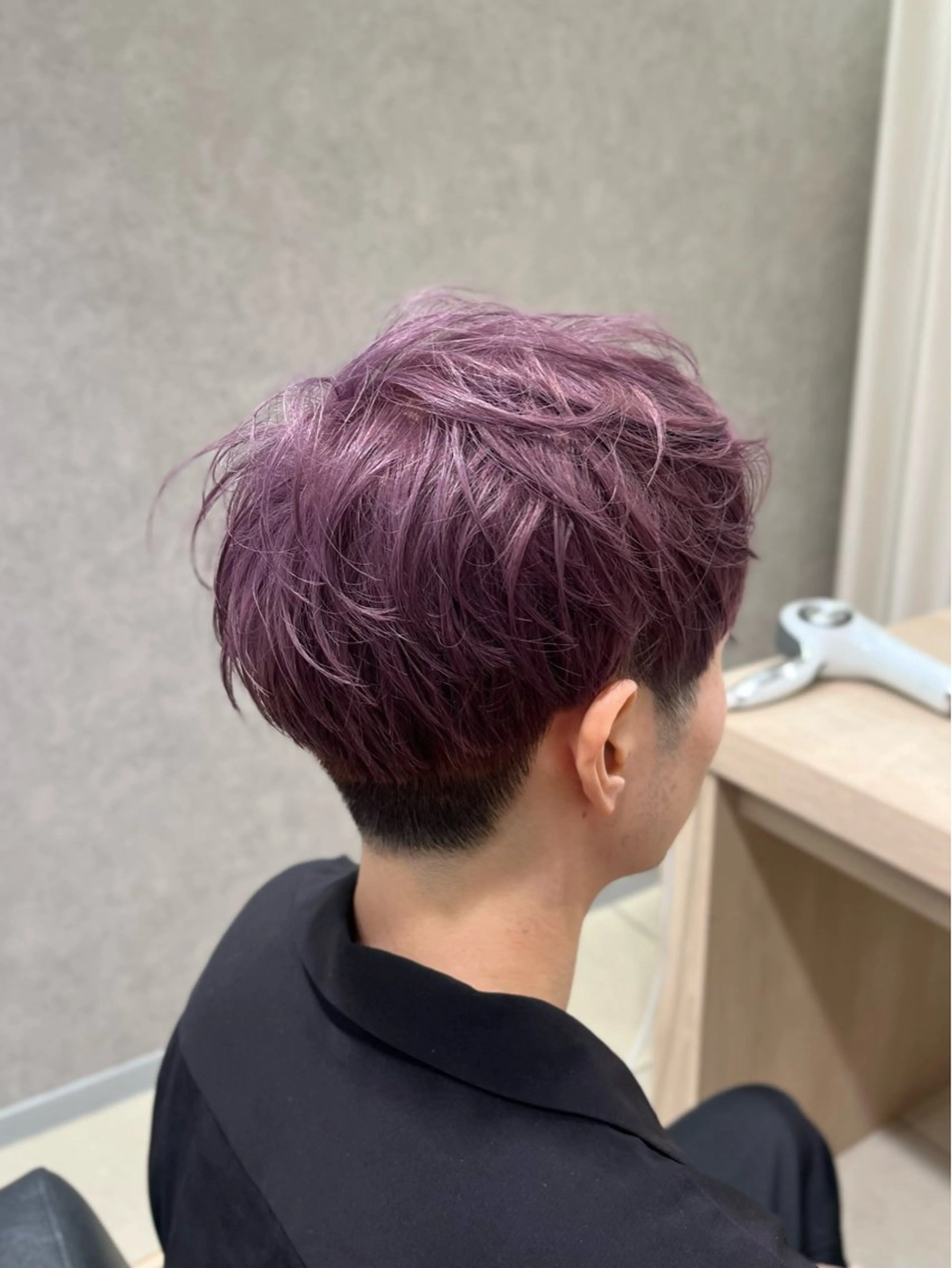 ミディアム カラー メンズ メンズブリーチ ブリーチ ラベンダーカラー パープルカラー カット ヘアカラー 巖本 真希のヘアスタイル