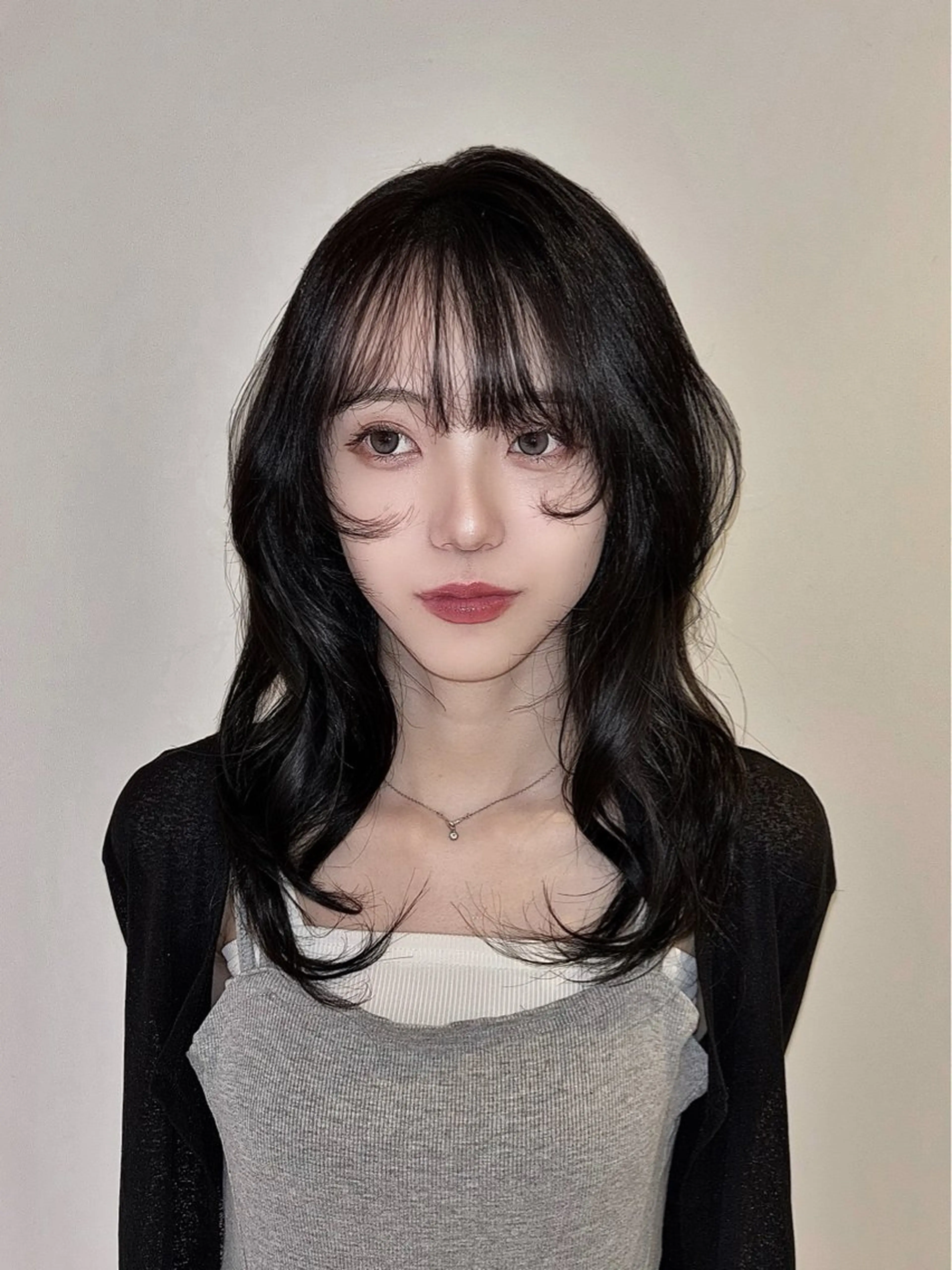 セミロング カラー ヘアアレンジ 黒髪 ブルーカラー ブルーブラック 韓国風ヘア ヘアカラー 若松 心和のヘアスタイル