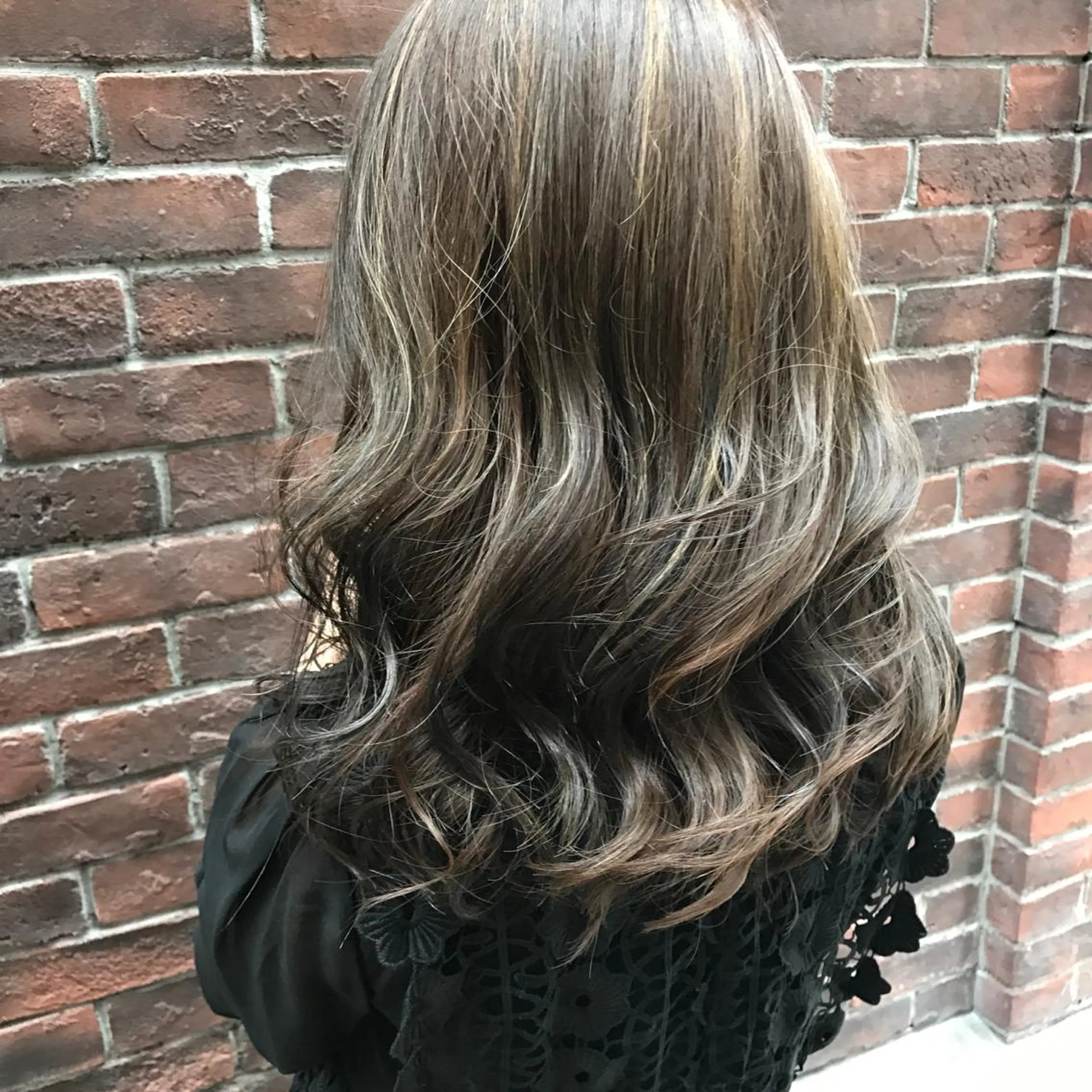 セミロング アッシュ ハイライト analogue所属・u harukaのヘアスタイル