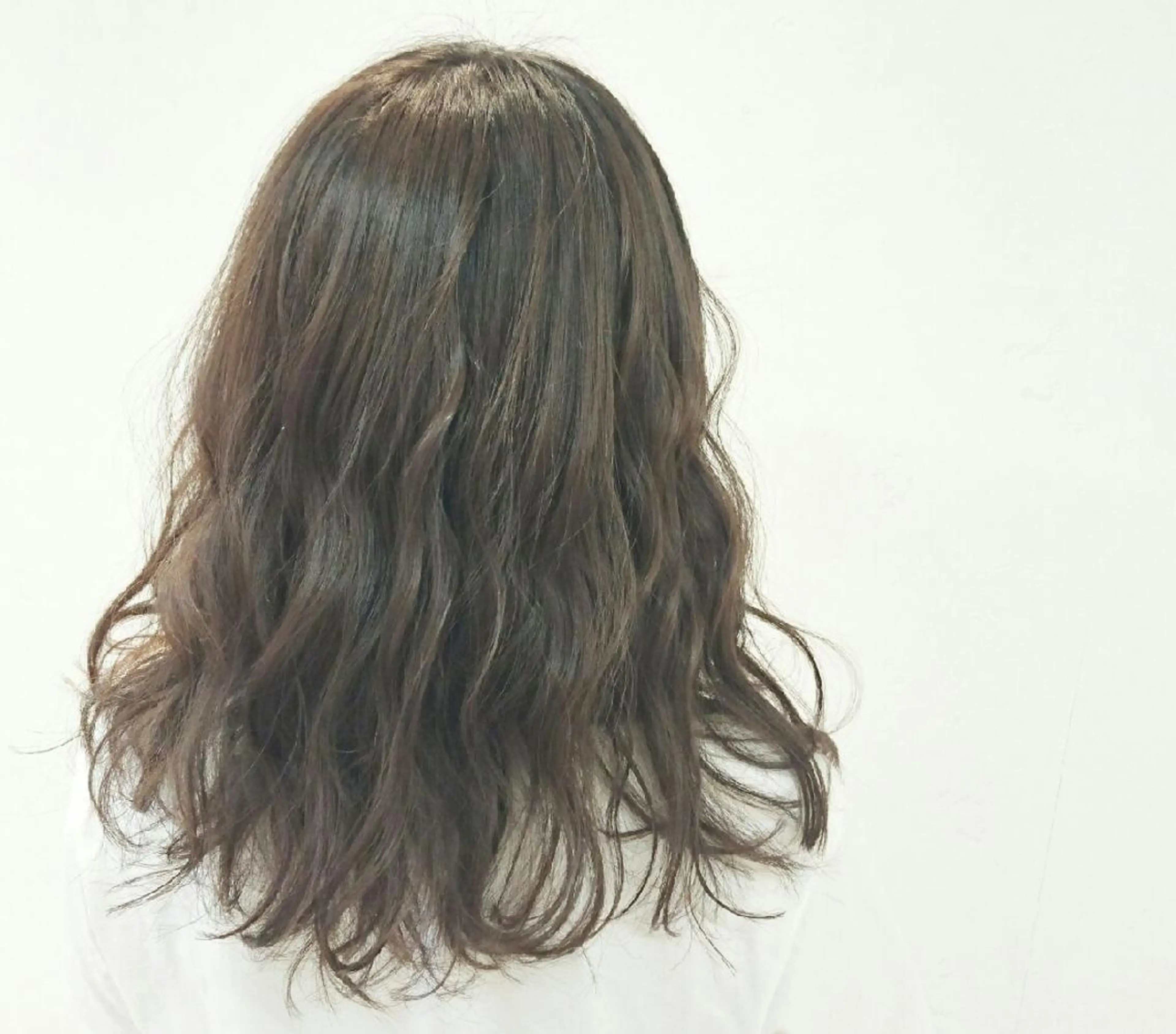 ロング カラー グレージュ カーキグレージュ 透明感ハイライト◎ 伊藤夏海のヘアスタイル