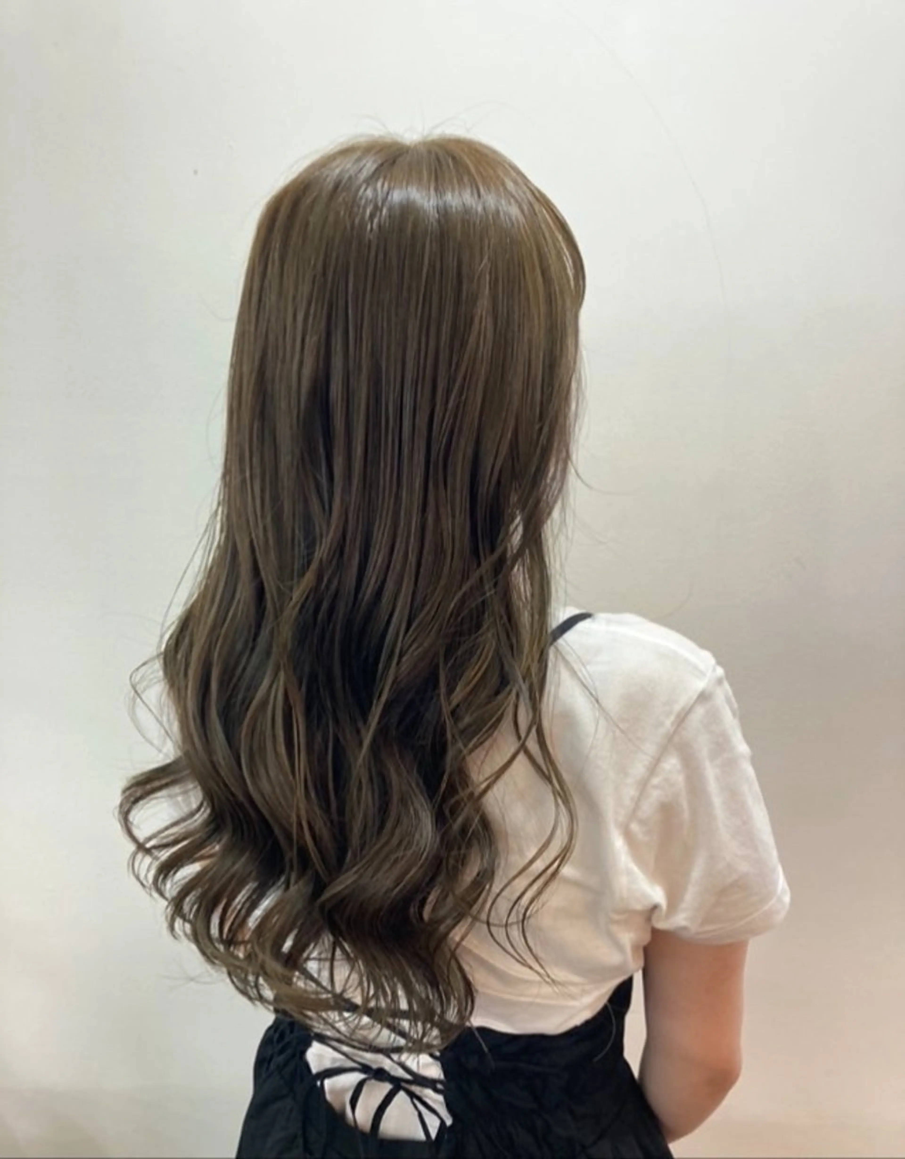 ロング カラー ベージュカラー ブリーチ ケアブリーチ イヤリングカラー インナーカラー mopa所属・mopa_kaede フェミニン／艶髪のヘアスタイル