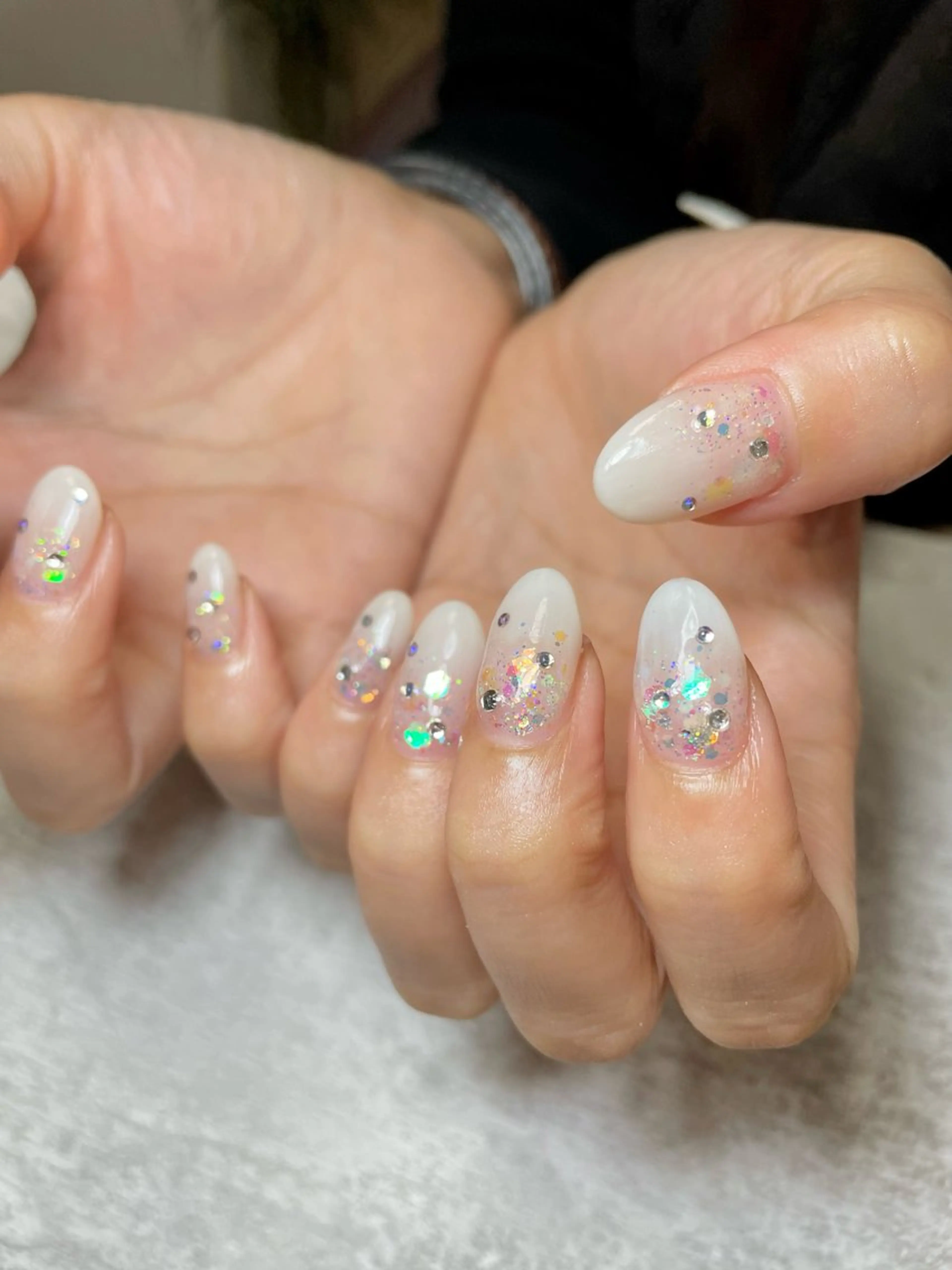 ネイル グラデーション キラキラネイル 持ち込み ホワイト 冬ネイル BEAUTY GARDEN 【nail salon unseul】所属・nana .のネイルデザイン