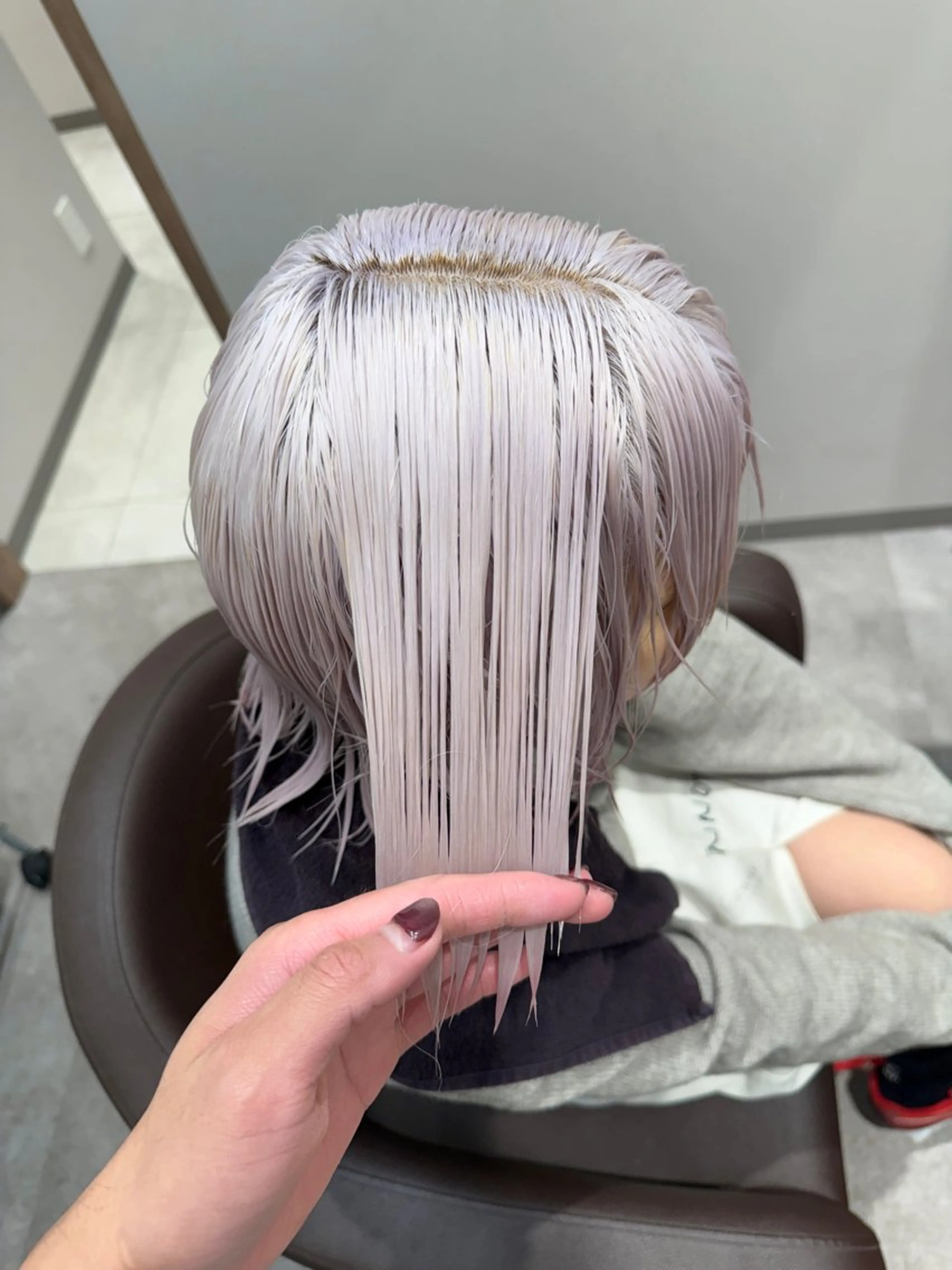 ミディアム ハイトーン/ 縮毛矯正のヘアスタイル