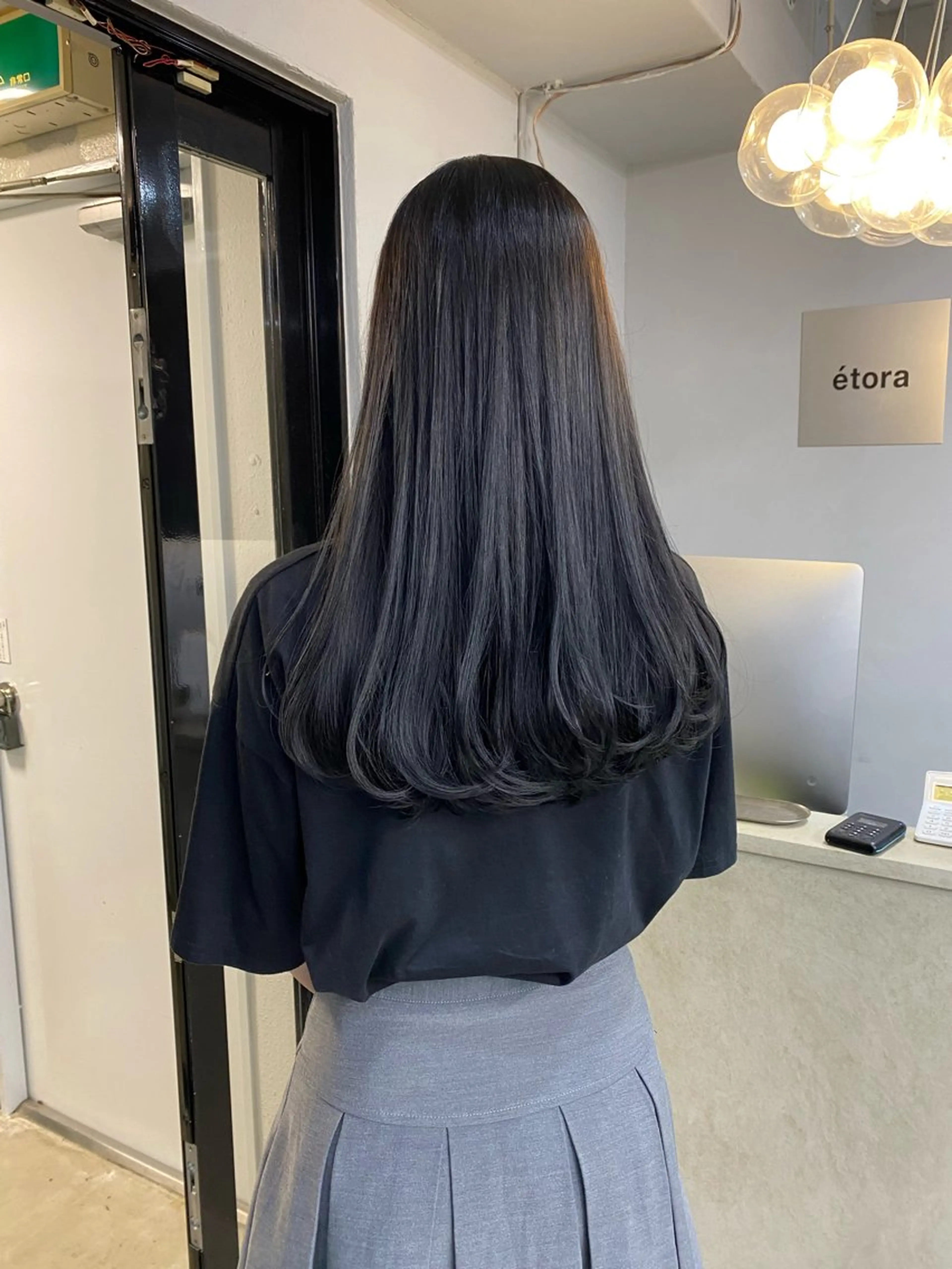 セミロング カラー アッシュ 透明感カラー ネイビーカラー レイヤーカット トリートメント 佐藤 侑哉のヘアスタイル