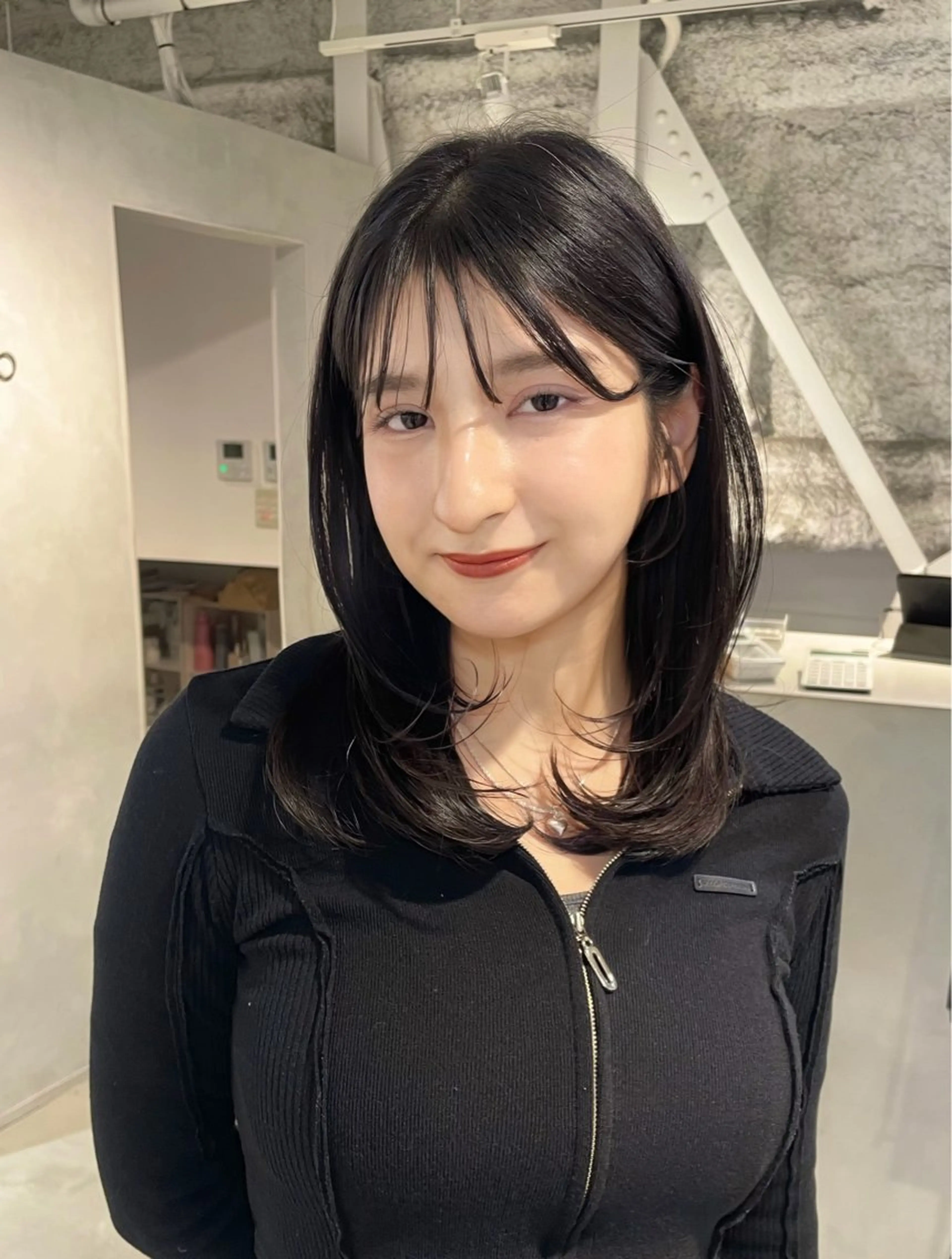 ミディアム SAKI 新宿のヘアスタイル