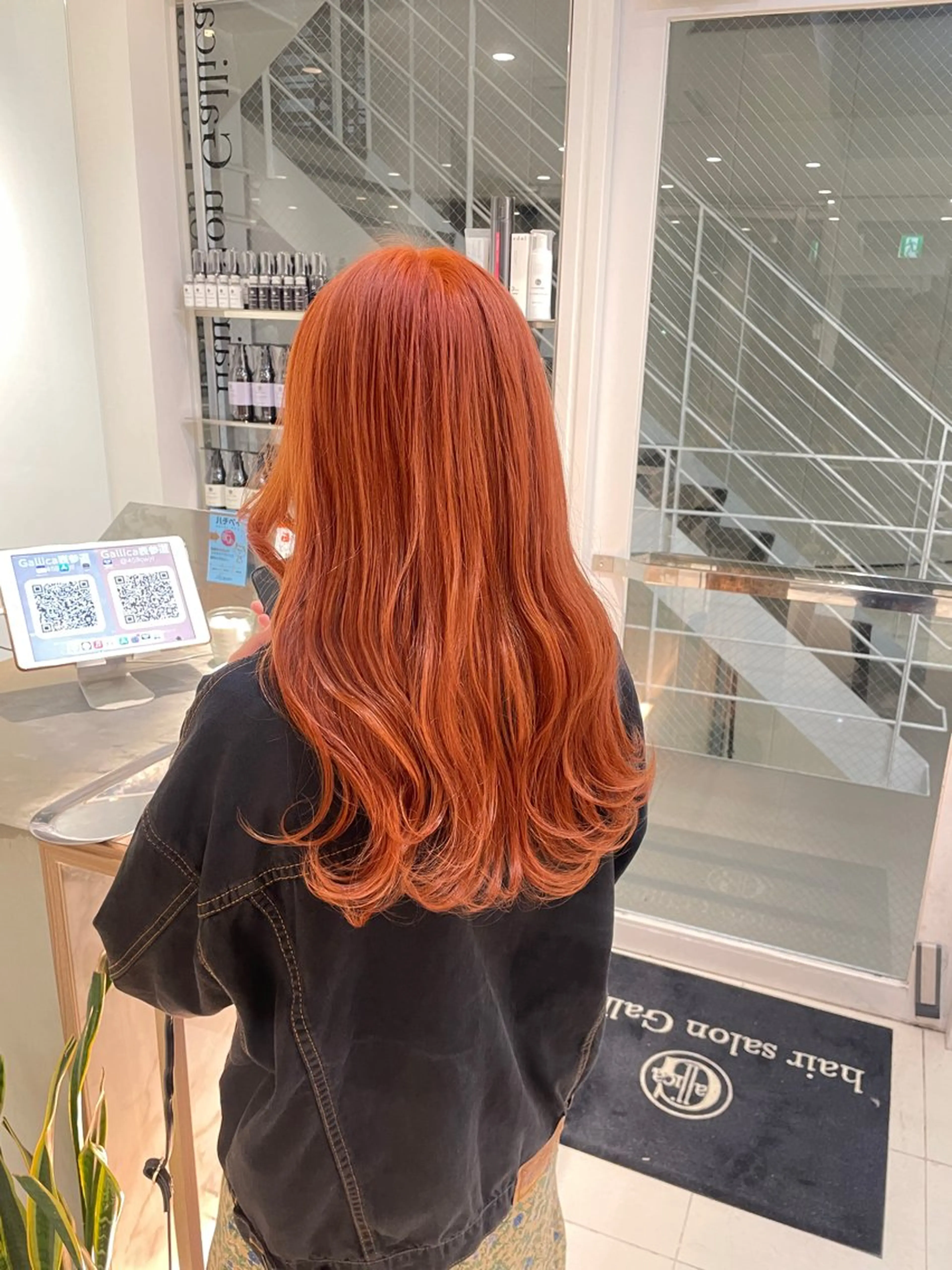 ロング カラー ヘアアレンジ ブリーチ オレンジ 縮毛矯正 ヘアカラー トリートメント ヘッドスパ ヘアセット 艶髪✨寒色カラー✨ 翁長孝輔のヘアスタイル