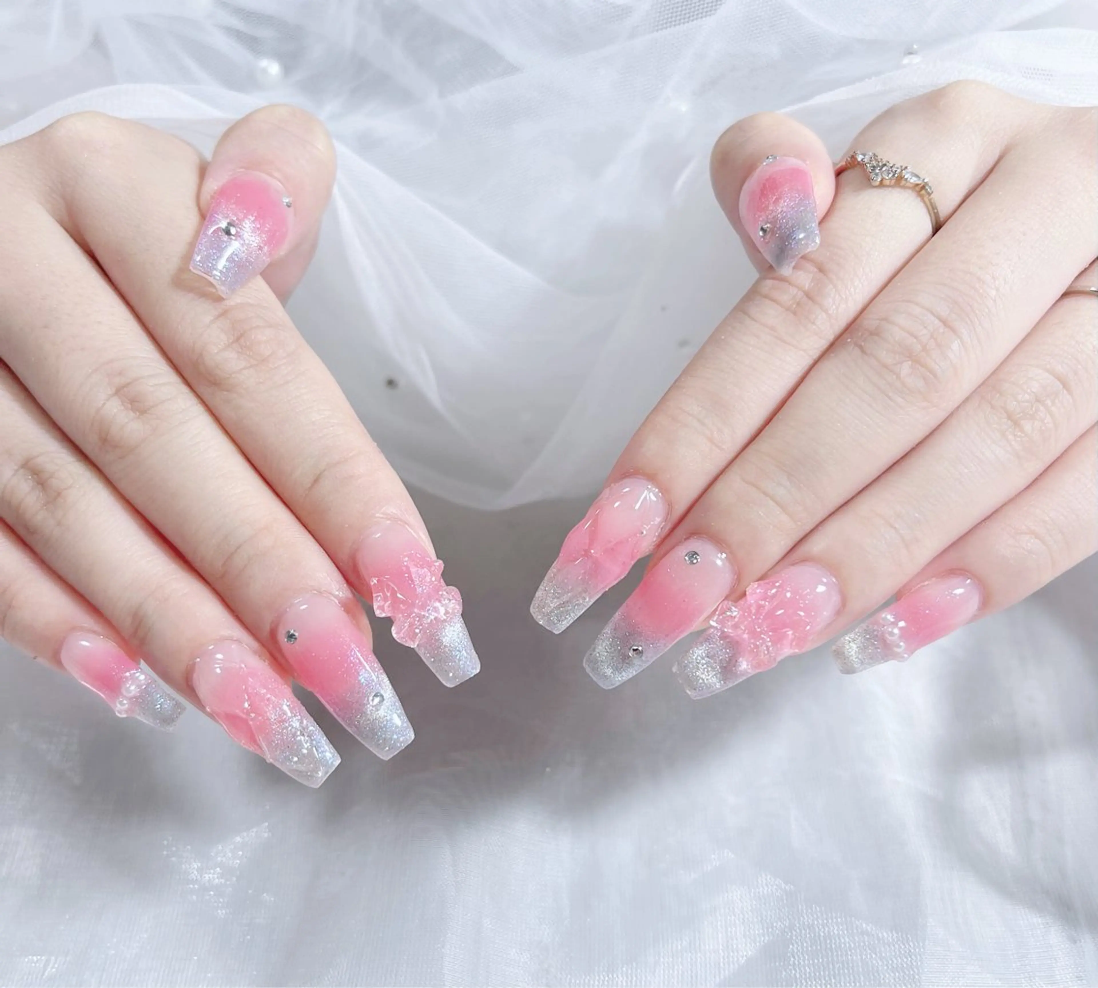 ネイル オーロラネイル クリアネイル フラッシュネイル ジェルネイル グラデーション ハンドネイル Amee Nailsalonのネイルデザイン