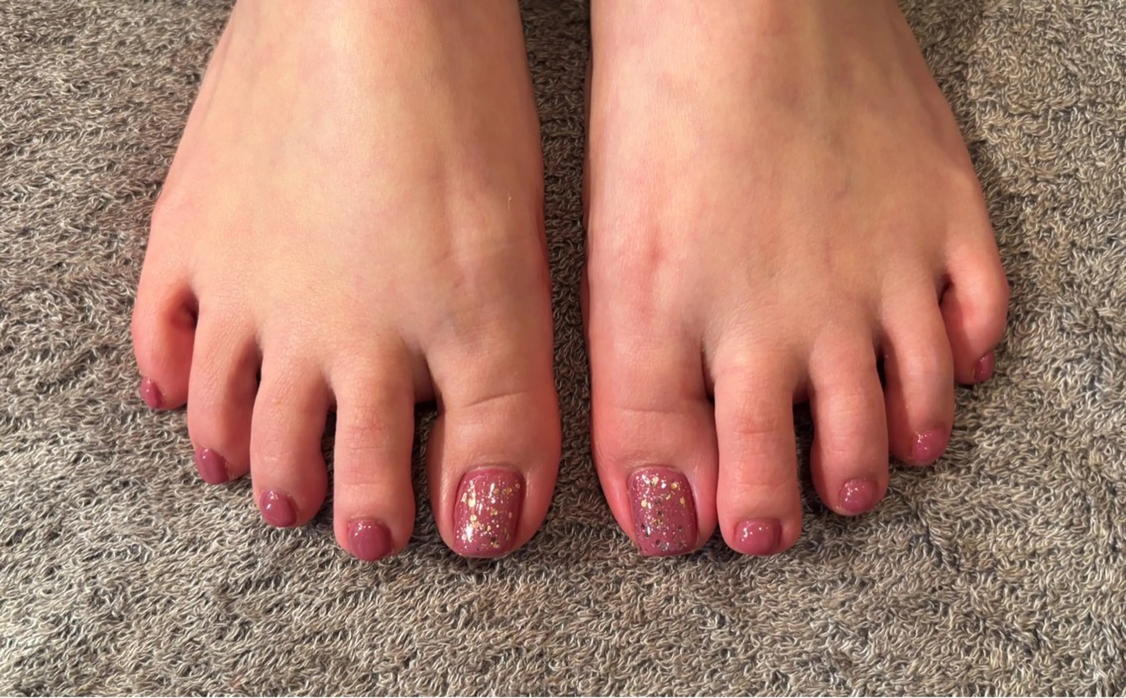 ネイル キラキラネイル ラメ(グリッター) ピンク 春ネイル 黒島 朱夏のネイルデザイン