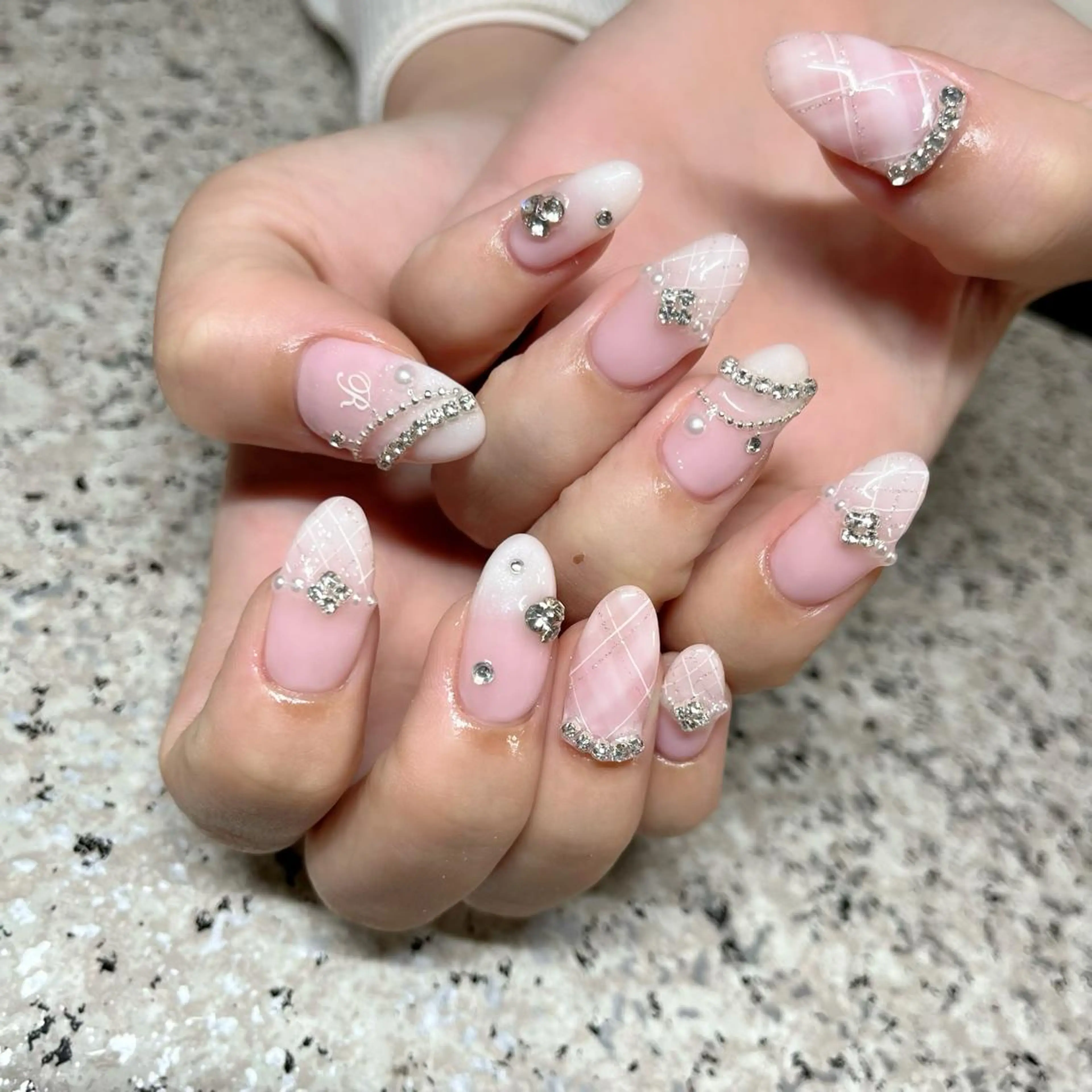 ネイル キラキラネイル nailsalon maluriのネイルデザイン