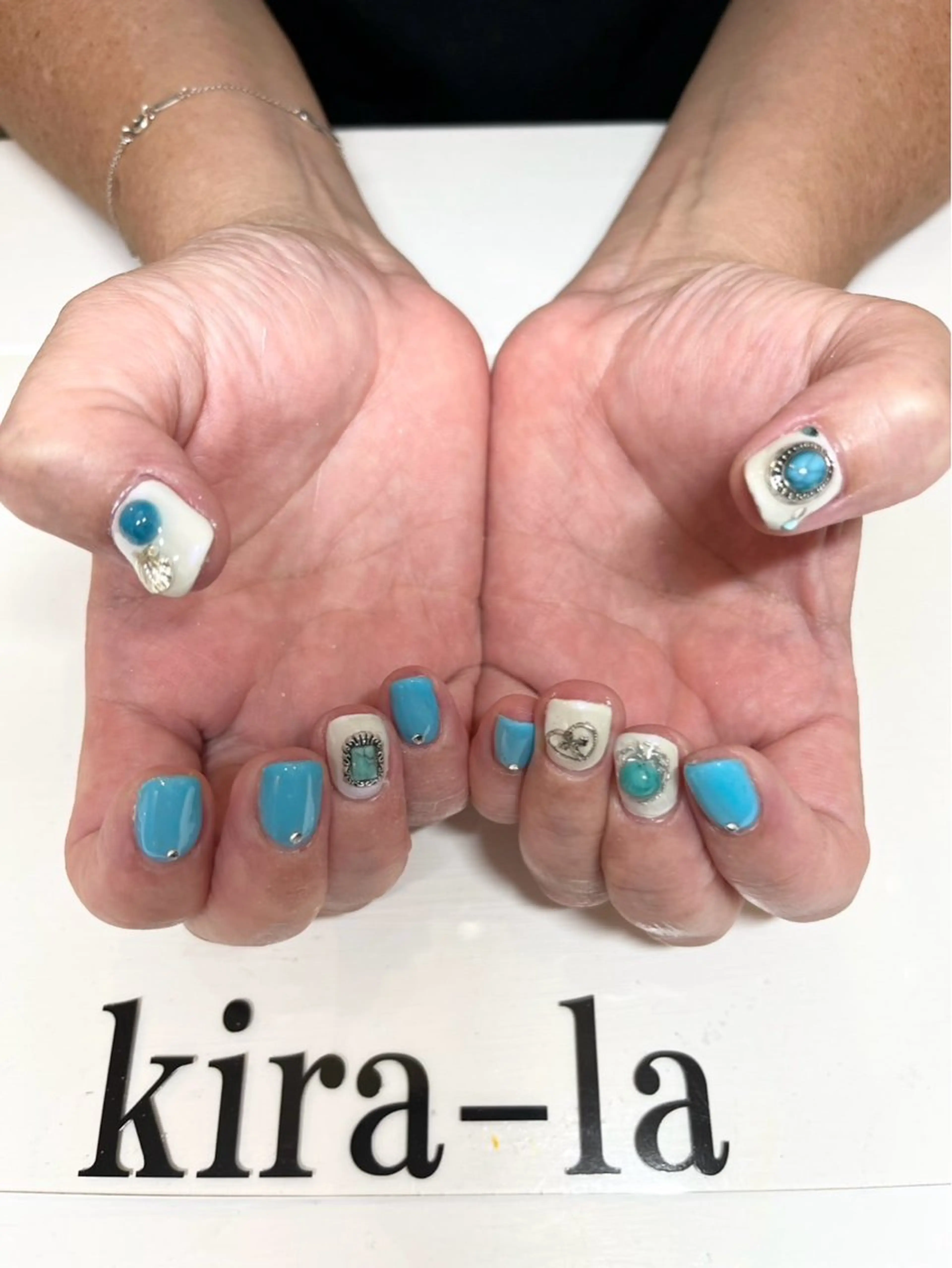 ネイル オーロラネイル ブルー ホワイト kira-la キララ･:*..のネイルデザイン