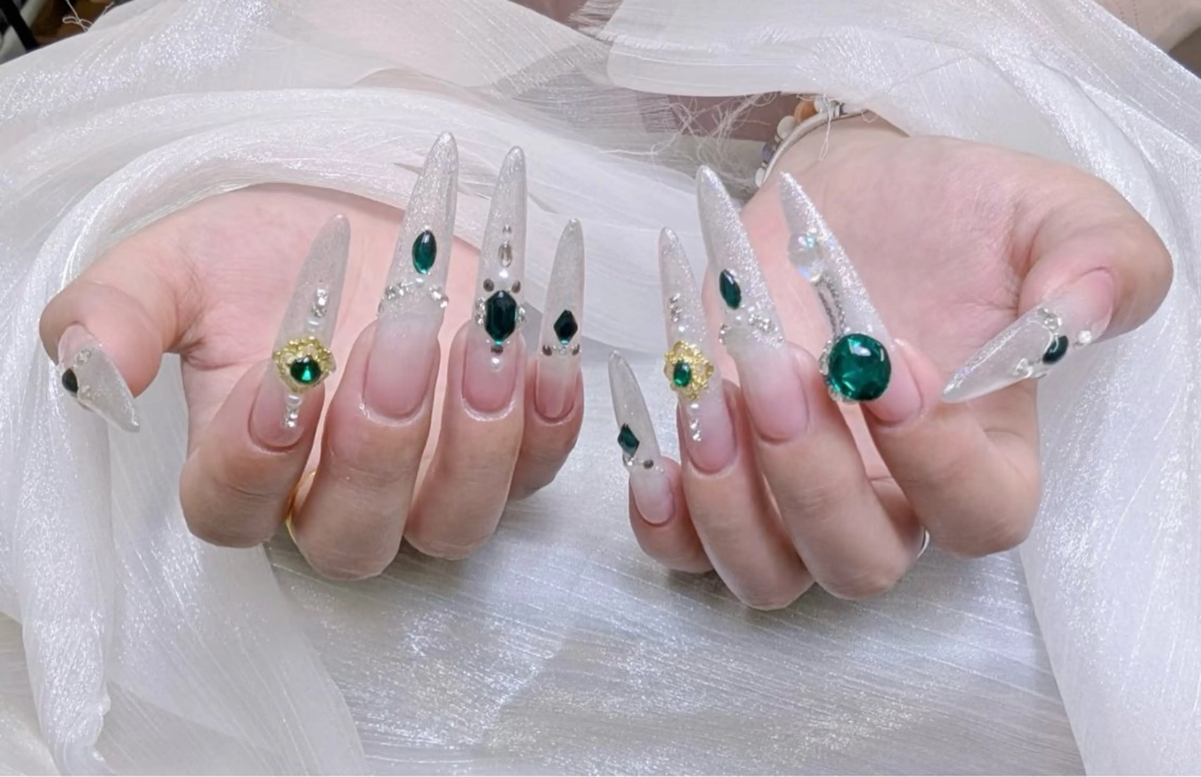 ネイル アートネイル オーロラネイル 長さ出し フラッシュネイル フラッシュマグ ハンドネイル Mimo beau ty   salonのネイルデザイン