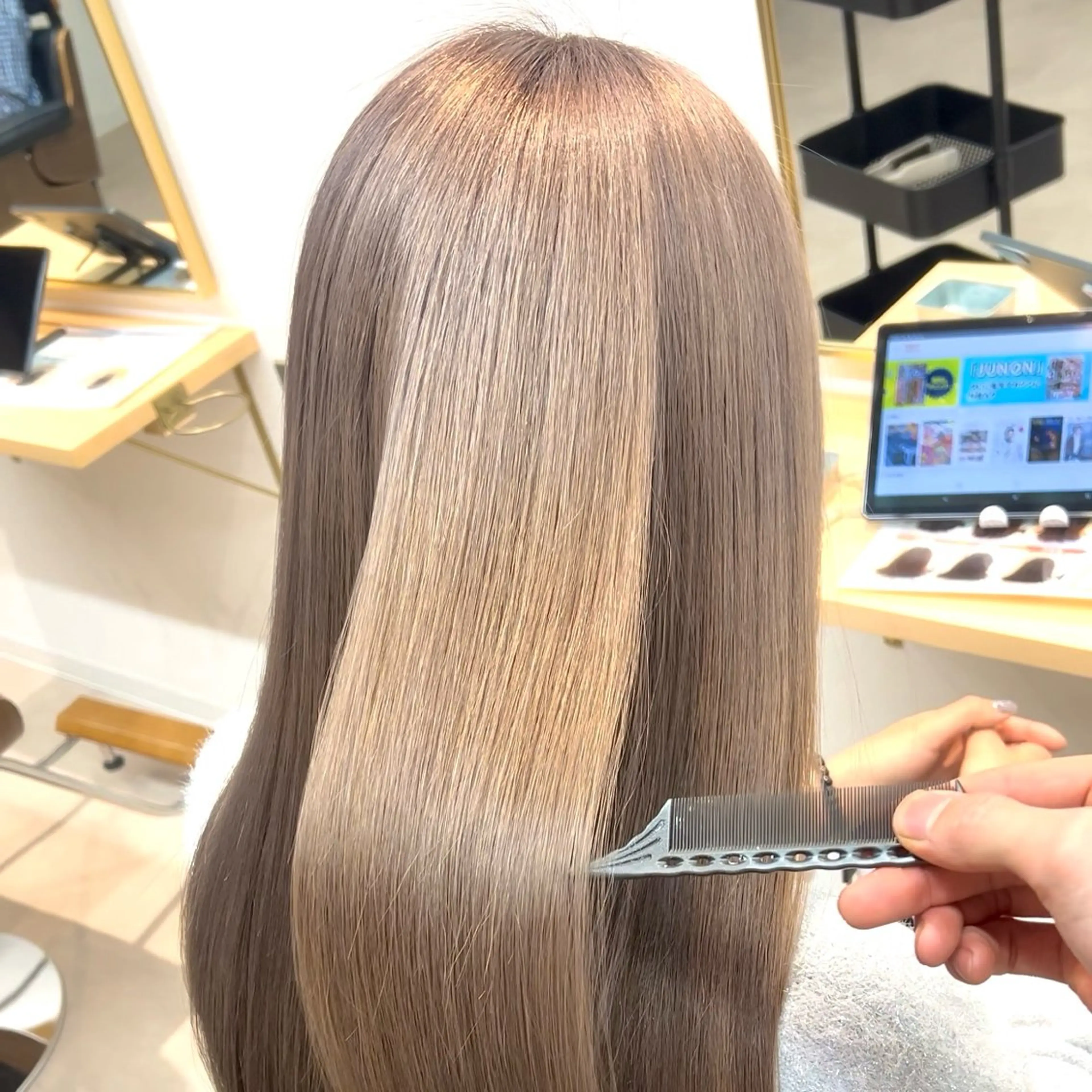 セミロング カラー カット ヘアカラー トリートメント 鈴木 康平のヘアスタイル