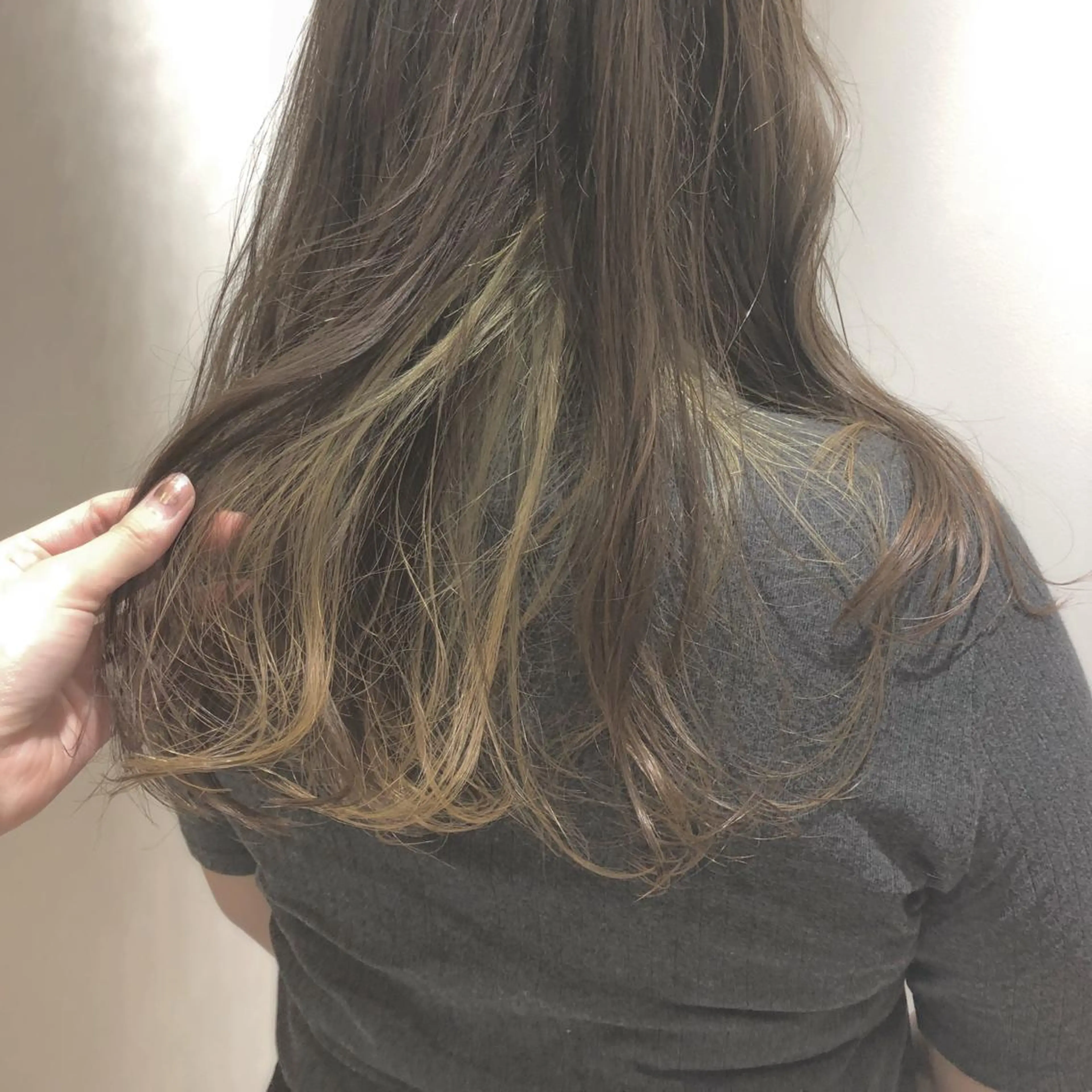 ロング カラー ベージュカラー ハイライトカラー ハイライト 江原 彩華のヘアスタイル