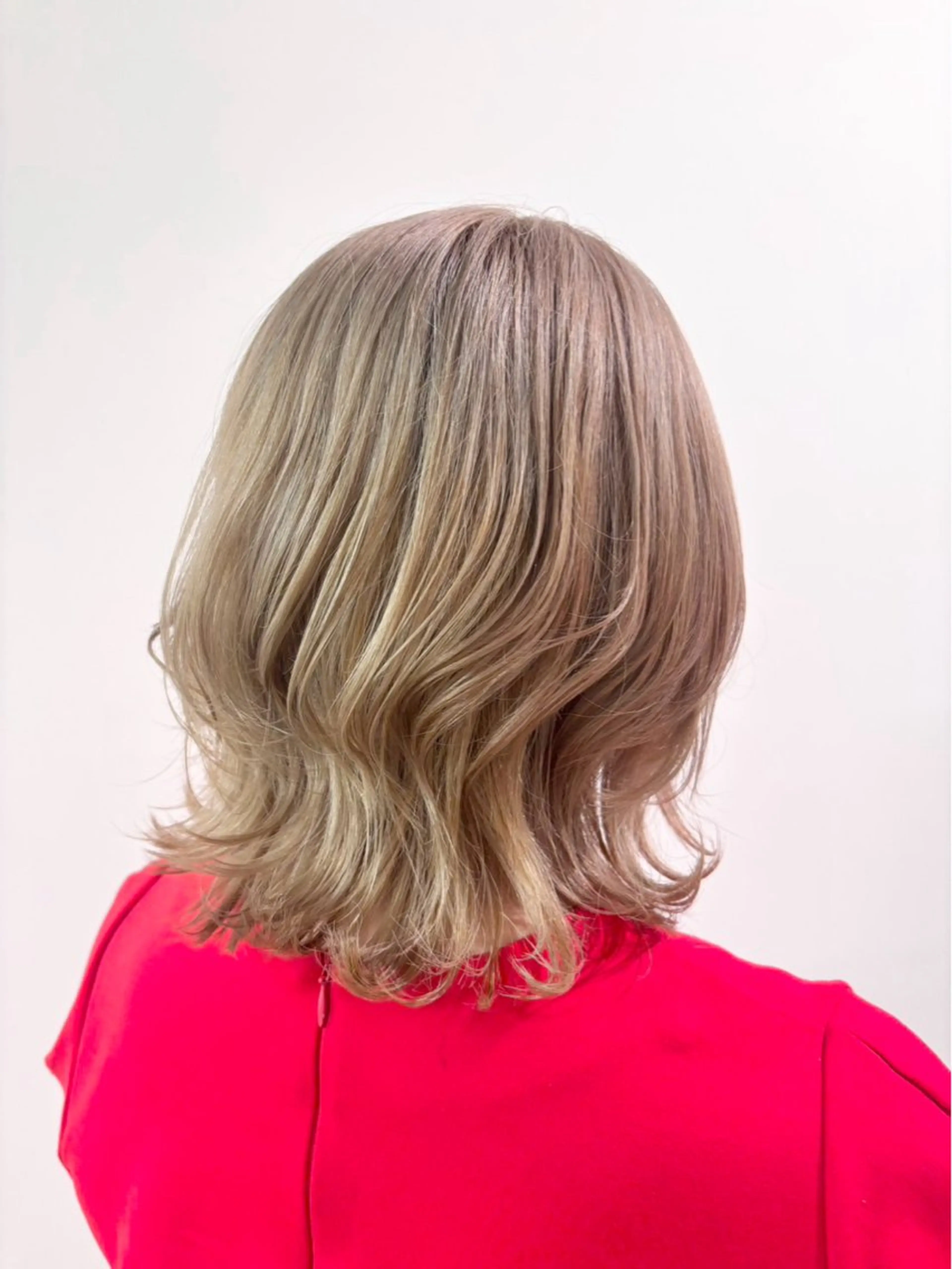 ミディアム カラー 古川 琴美のヘアスタイル