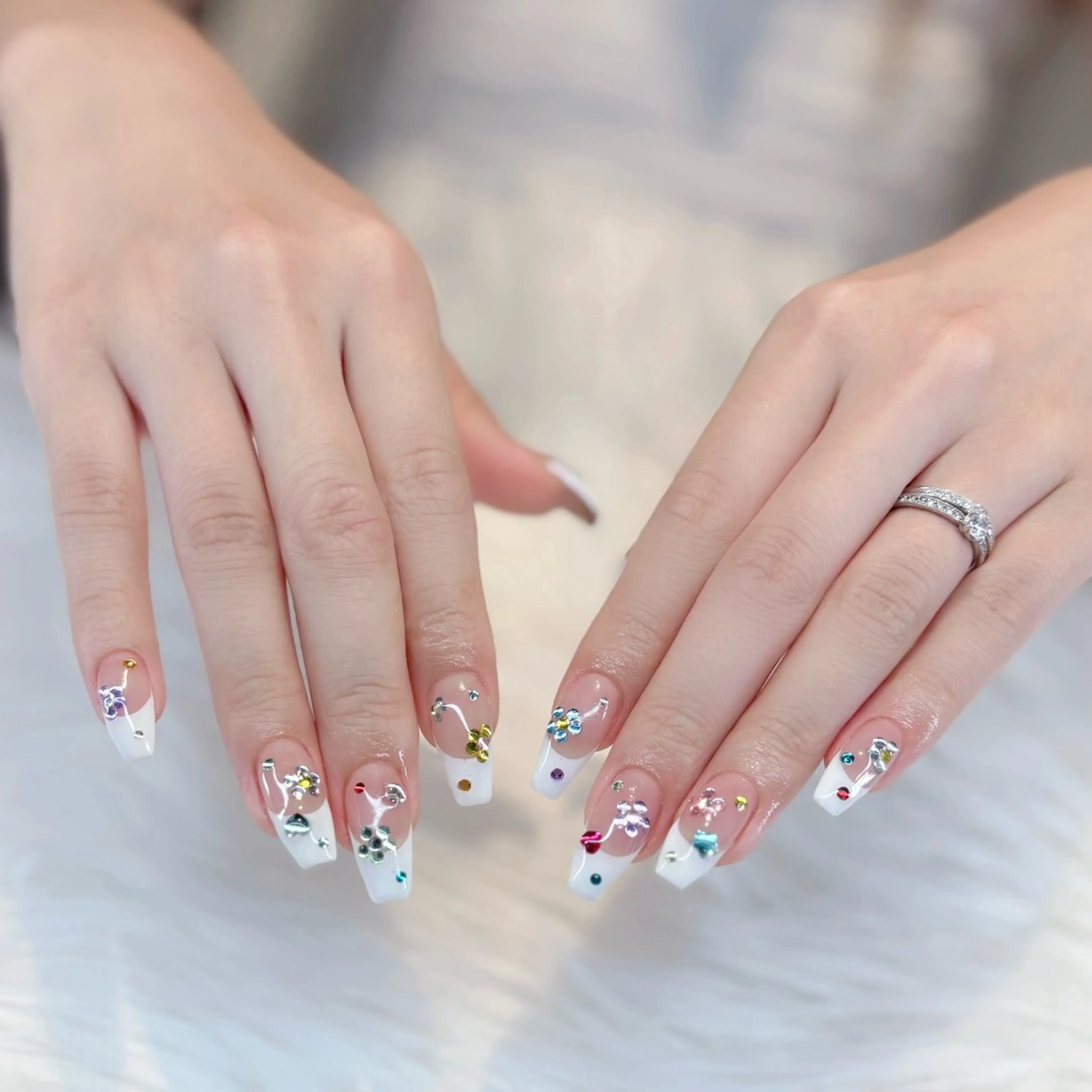 ネイル フレンチネイル キラキラネイル 韓国ネイル 夏ネイル ハンドネイル Keli Nailのネイルデザイン