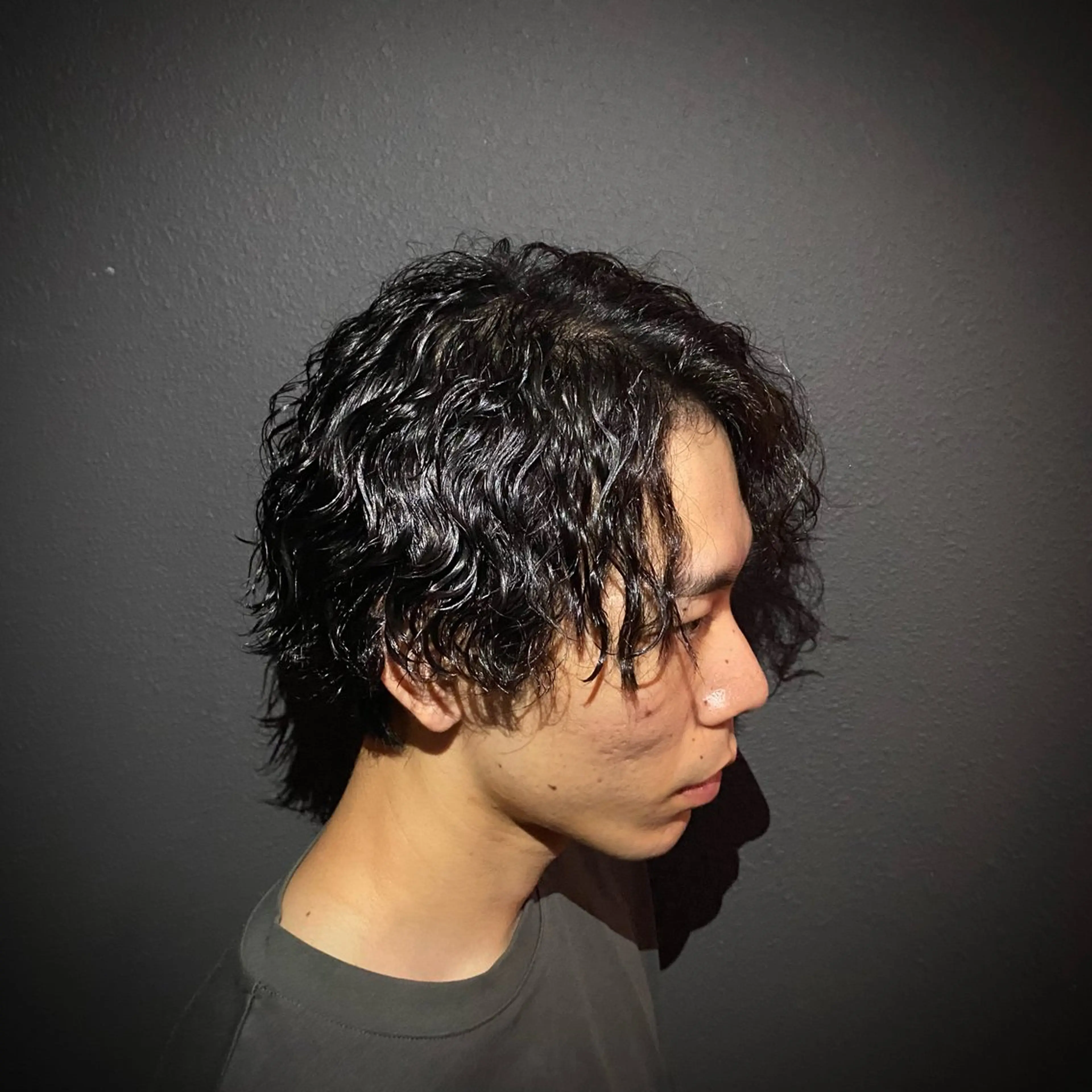 ミディアム パーマ メンズ 波巻きパーマ カット パーマ men's hair salon First藤沢店所属・ツイスパ/波巻き/ サーフ/嶋田就斗のヘアスタイル