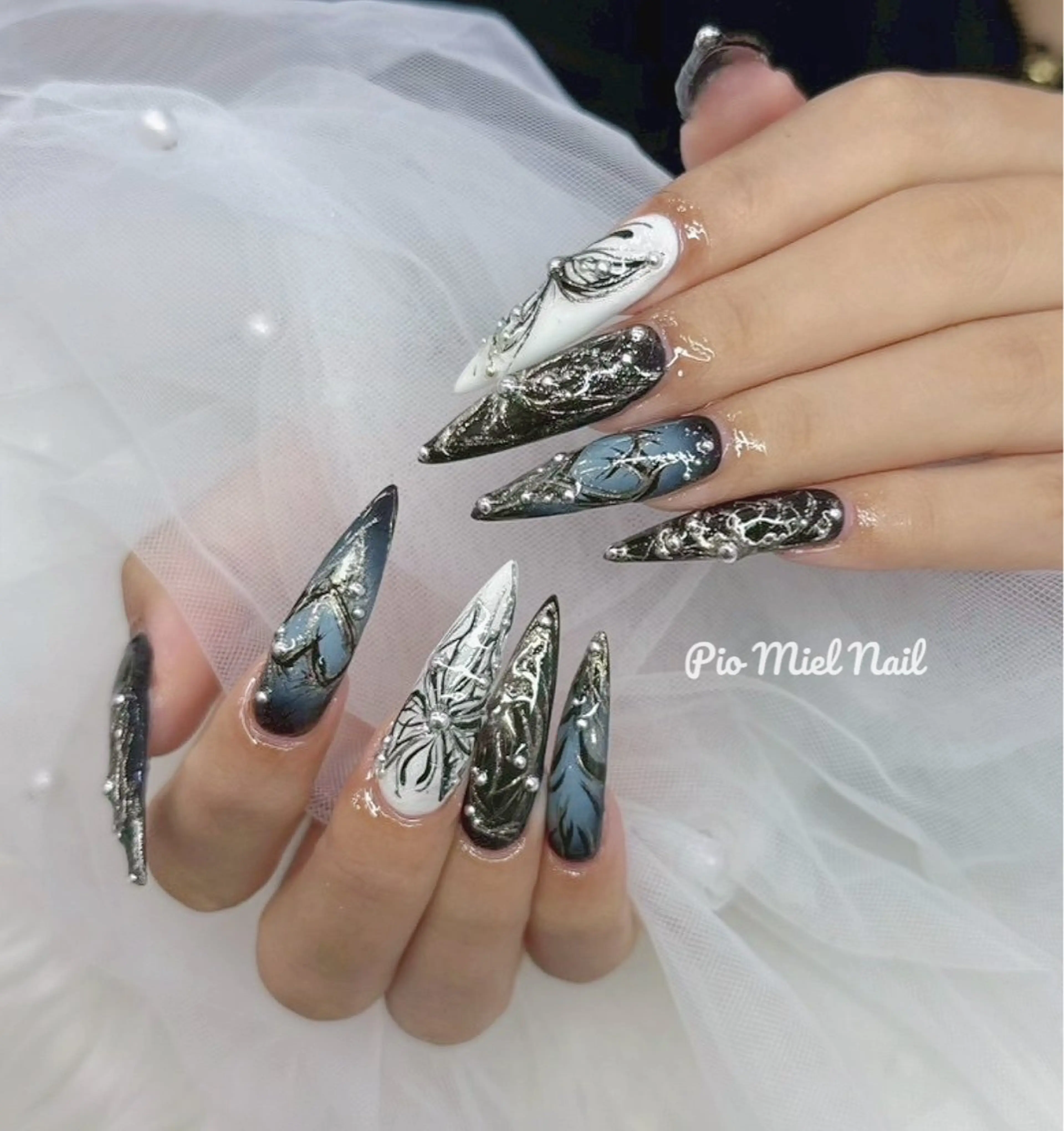 ロング ハンドネイル Pio Mielのネイルデザイン