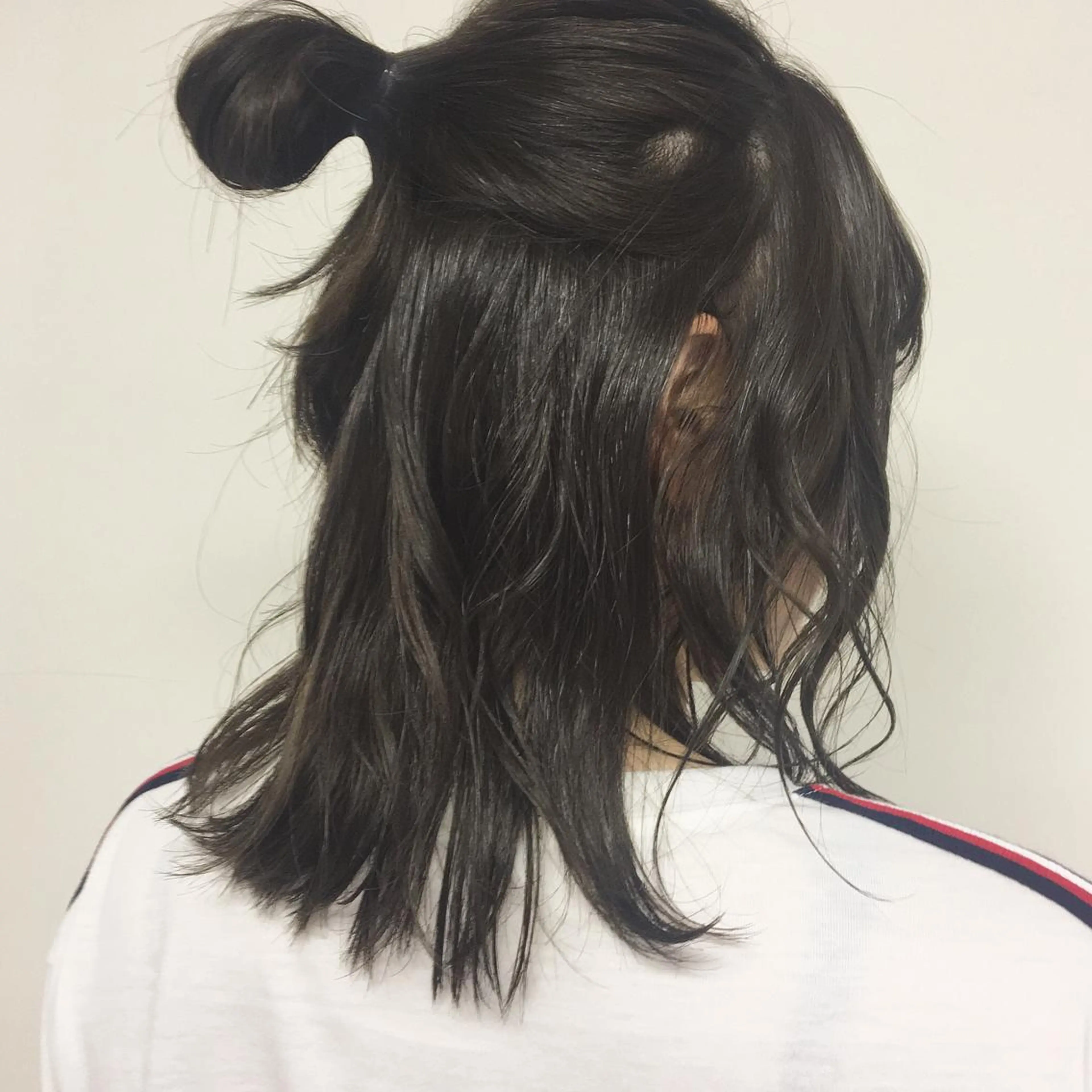 ミディアム カラー ヘアアレンジ ハーフアップ アッシュ アッシュグレー アッシュグレージュ 透明感カラー ミルクティーベージュ の魔術師　manaeのヘアスタイル