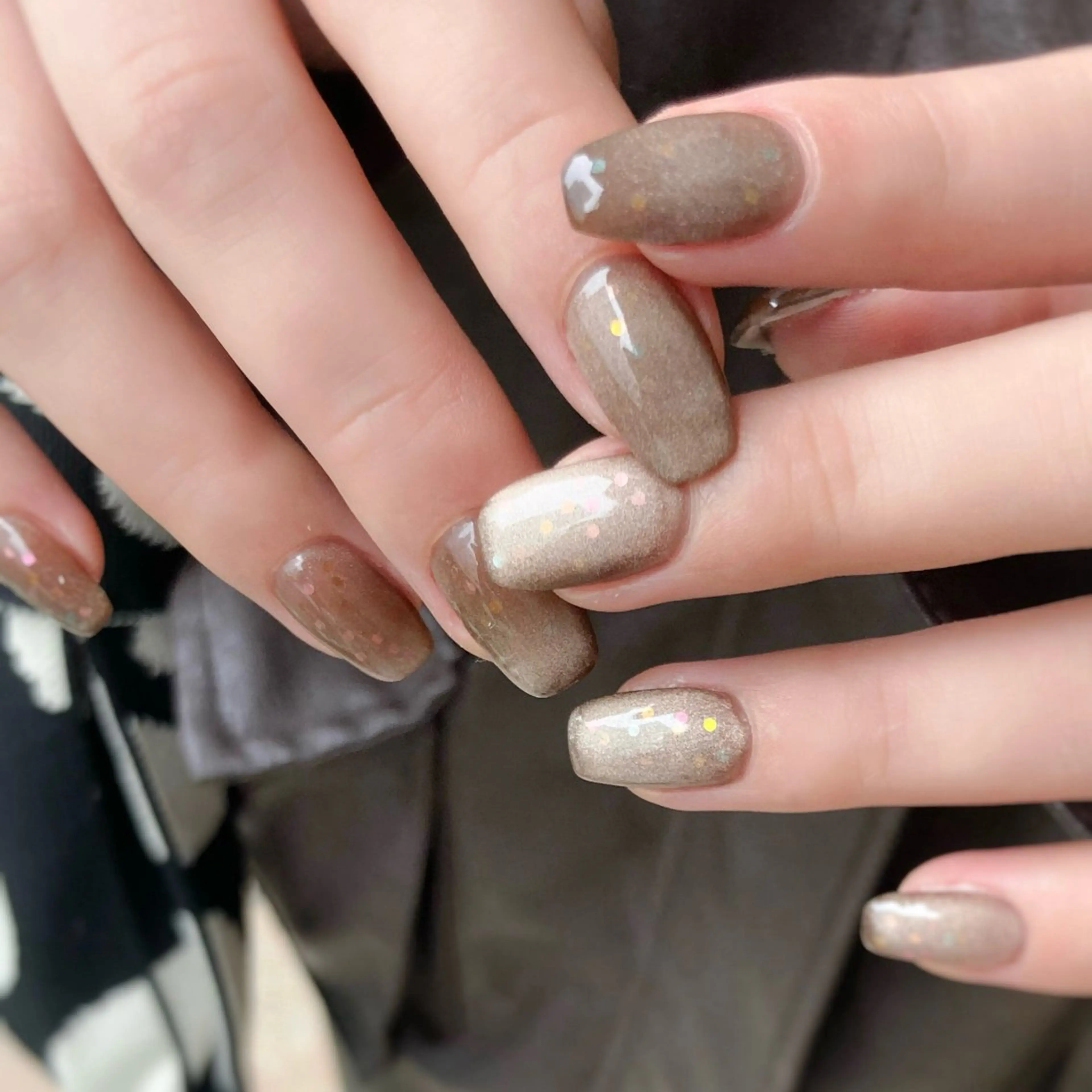 ネイル ブラウン ホログラムネイル マグネットネイル nail salon neige所属・ジェムネイル Risa.のネイルデザイン