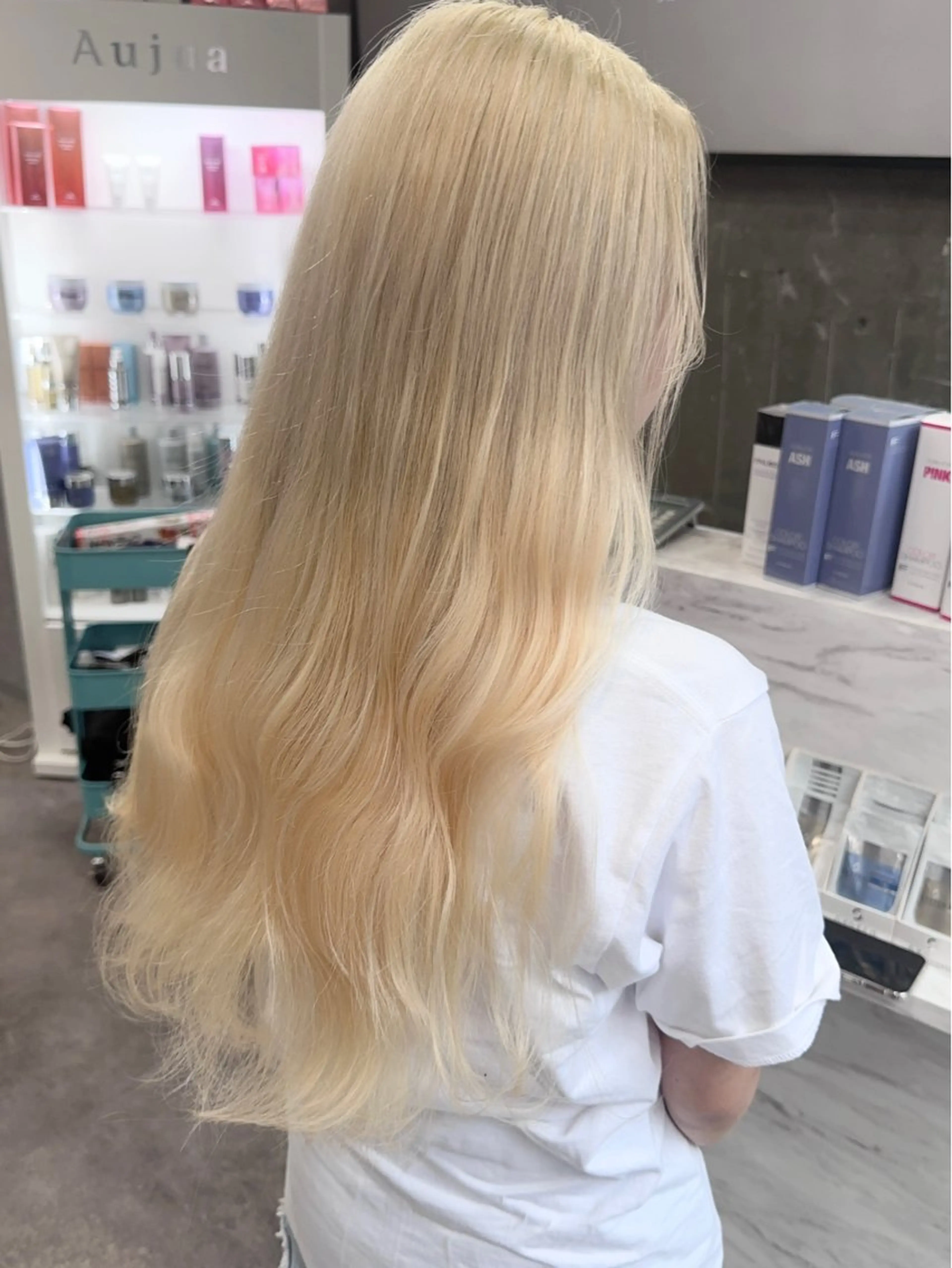 ロング 前髪カット🩶レイヤ ー🩶ハイトーン🩶のヘアスタイル