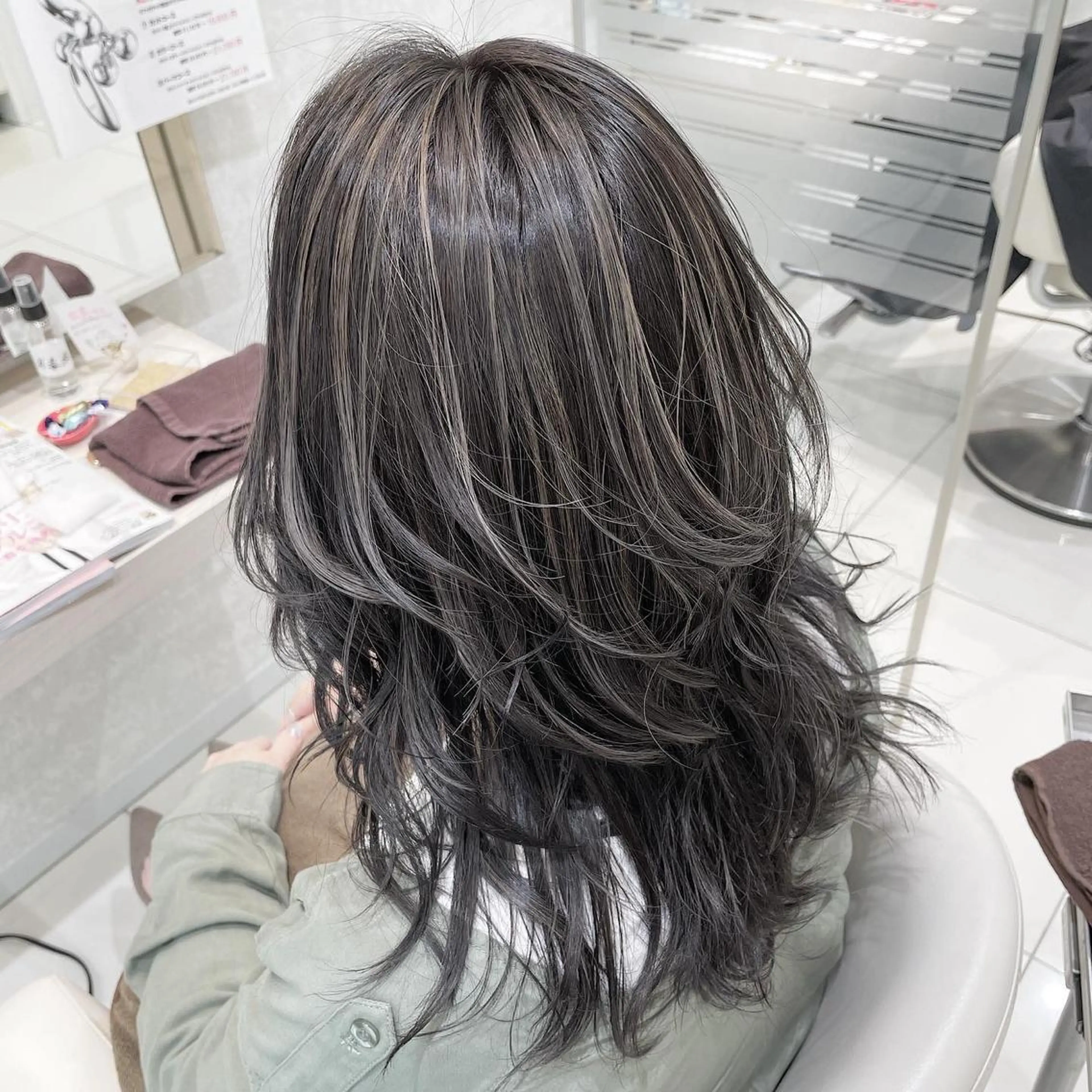 セミロング カラー ハイライトカラー ハイライト レイヤーカット ご新規様限定クーポン あります　桂口　烈闘のヘアスタイル