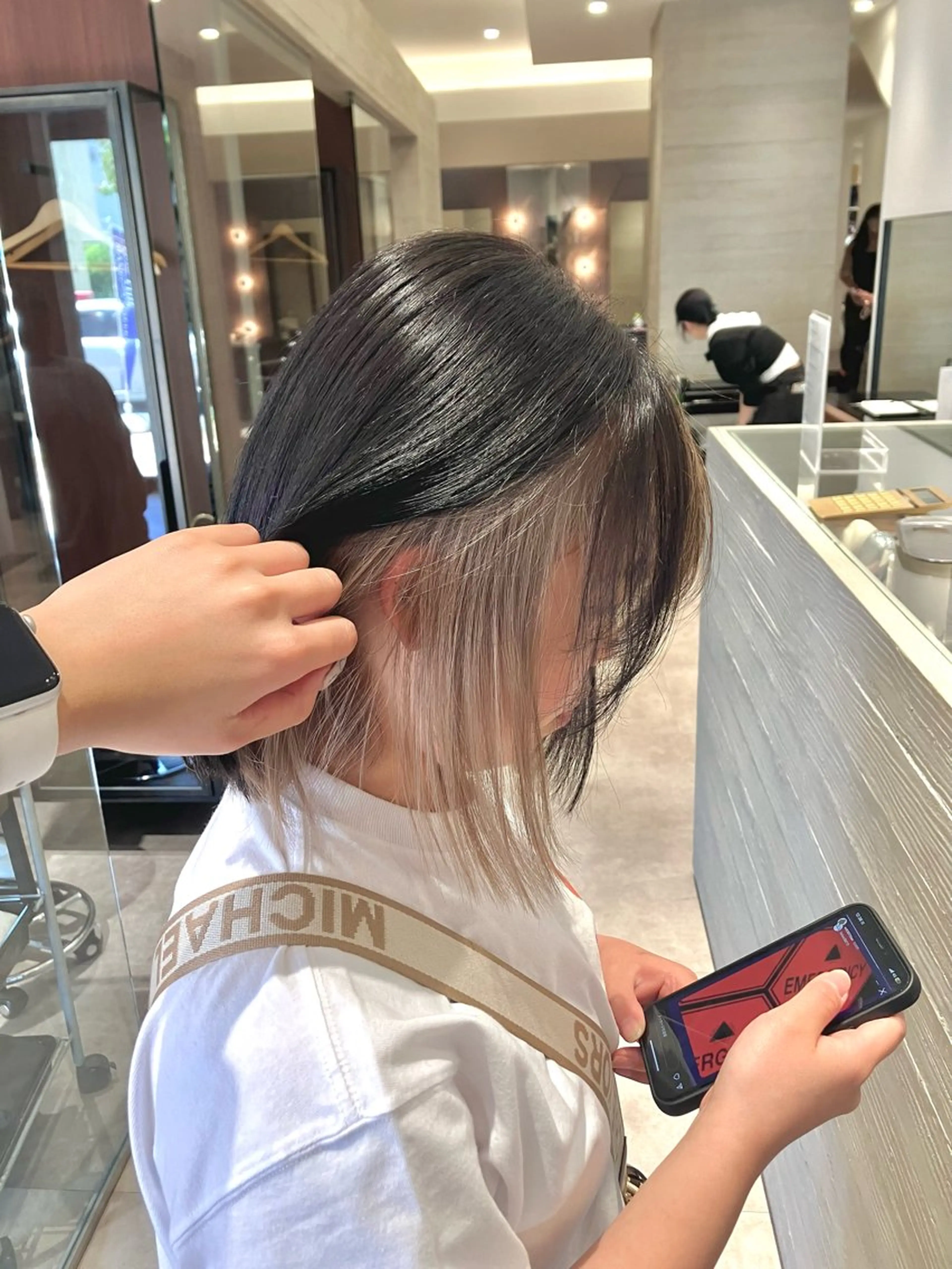 ショート カラー ベージュカラー ホワイトベージュ サキ🤍ハイトーン 🩰くびれ巻きヘアのヘアスタイル