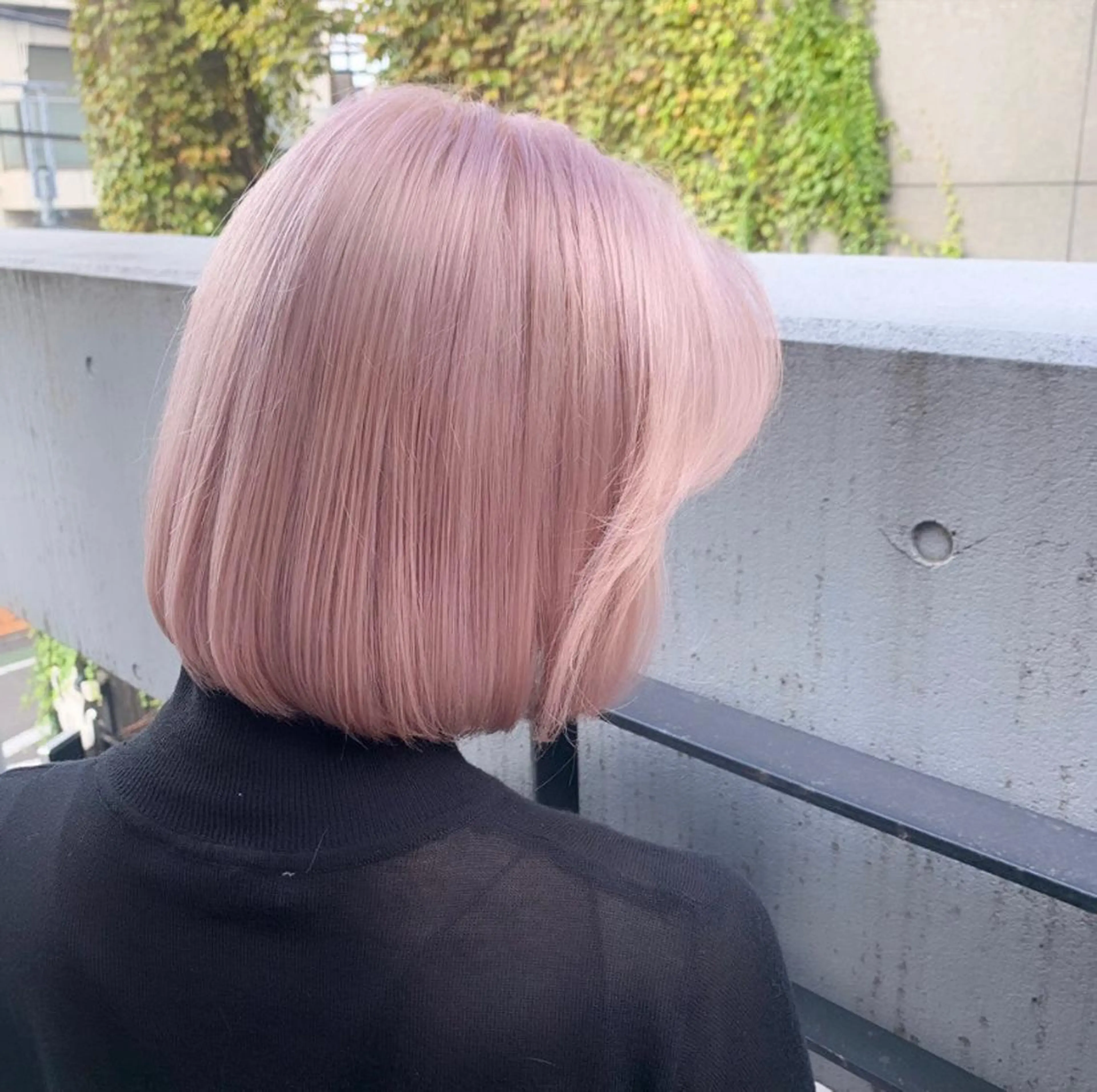 ミディアム ボブ カット ヘアカラー トリートメント 淡いハイトーンカラー レイヤーカットゆうかのヘアスタイル