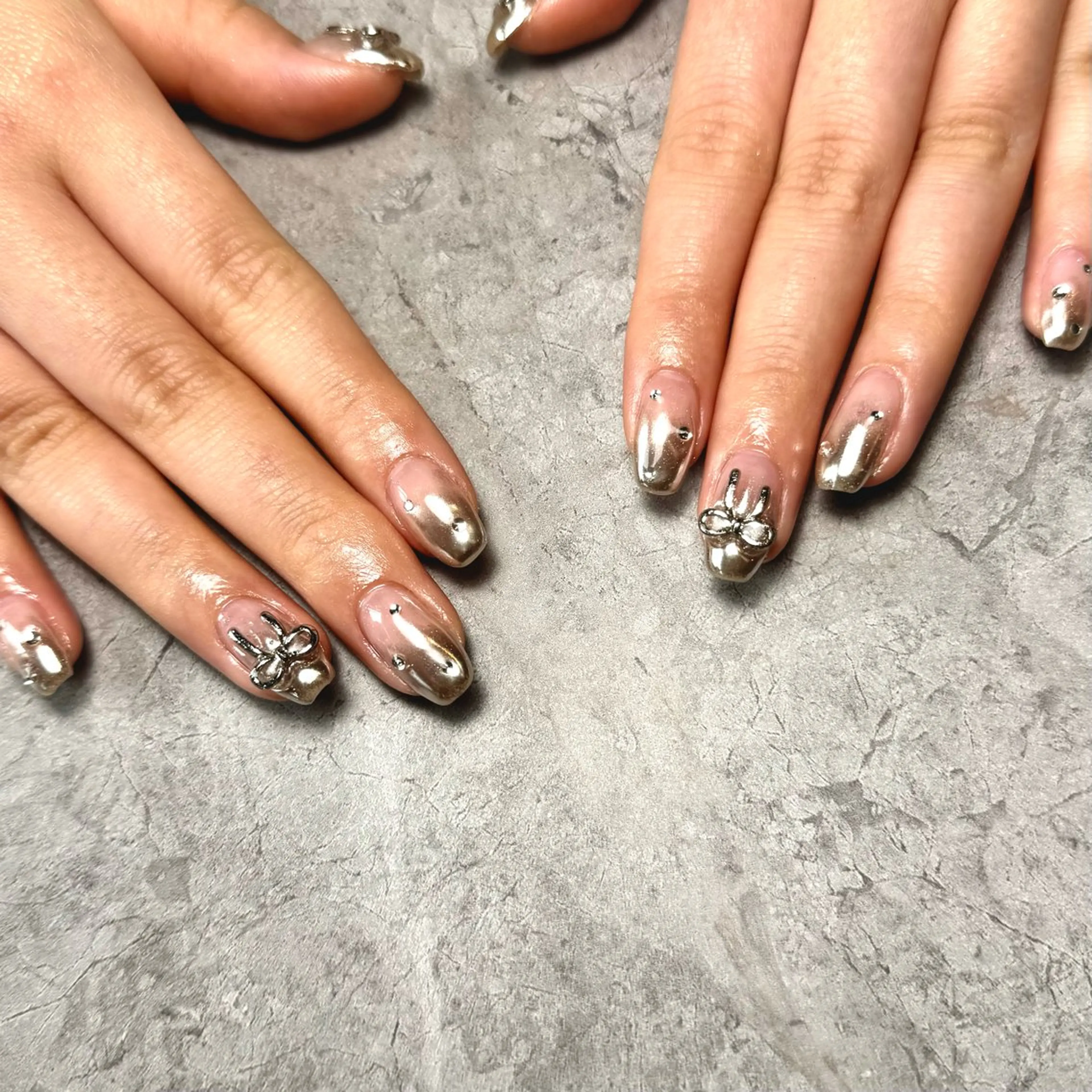 ネイル キラキラネイル ミラーネイル リボン シルバー シンプルネイル ハンドネイル Nail Salon Lillion【リリオン】所属・lillion karenのネイルデザイン