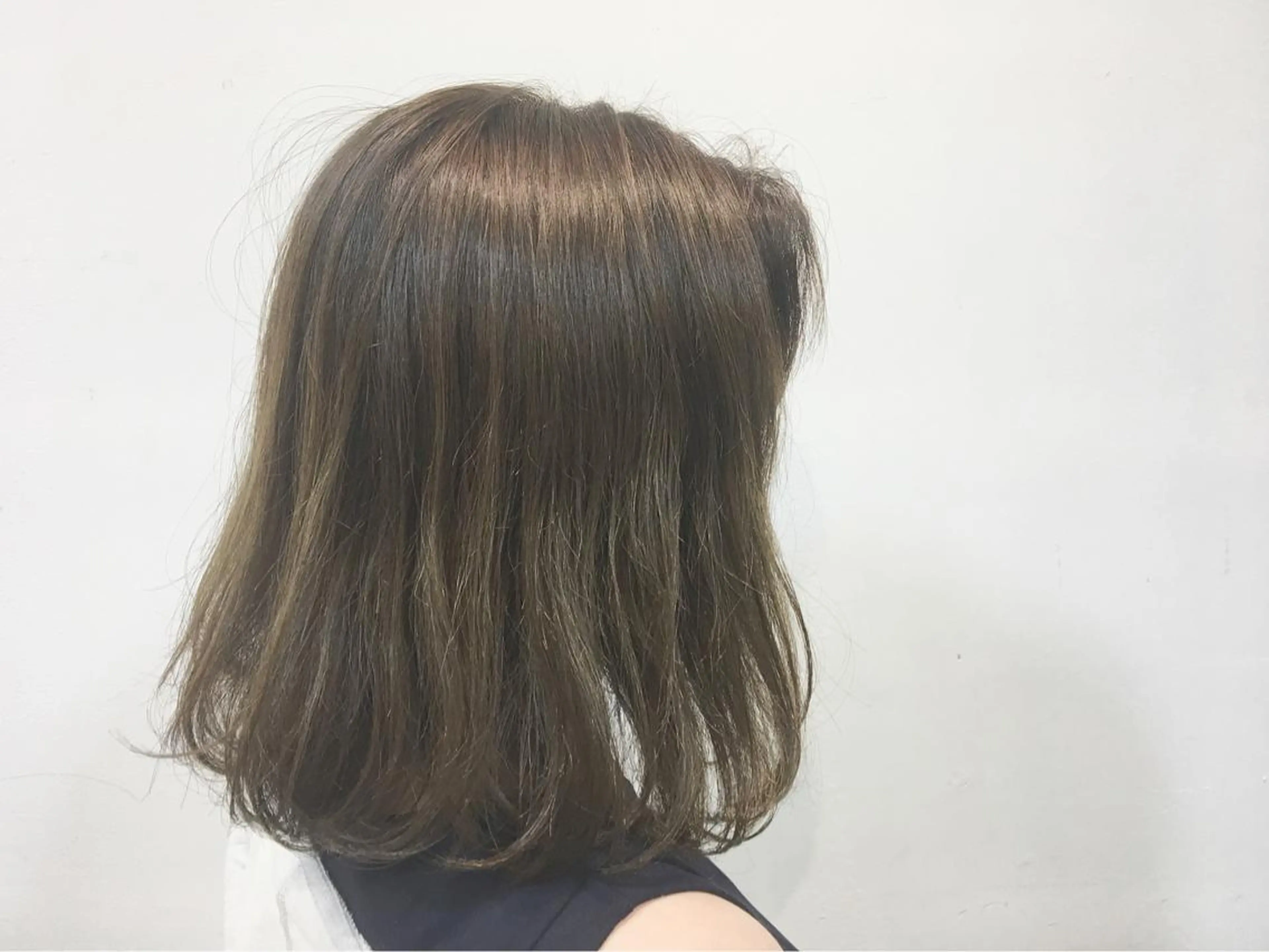 ミディアム カラー グレージュ ハイライトカラー カーキグレージュ ボブ ハイライト RoL by apollo所属・横浜ブリーチムラ直し 特化美容師/海崎剛史のヘアスタイル