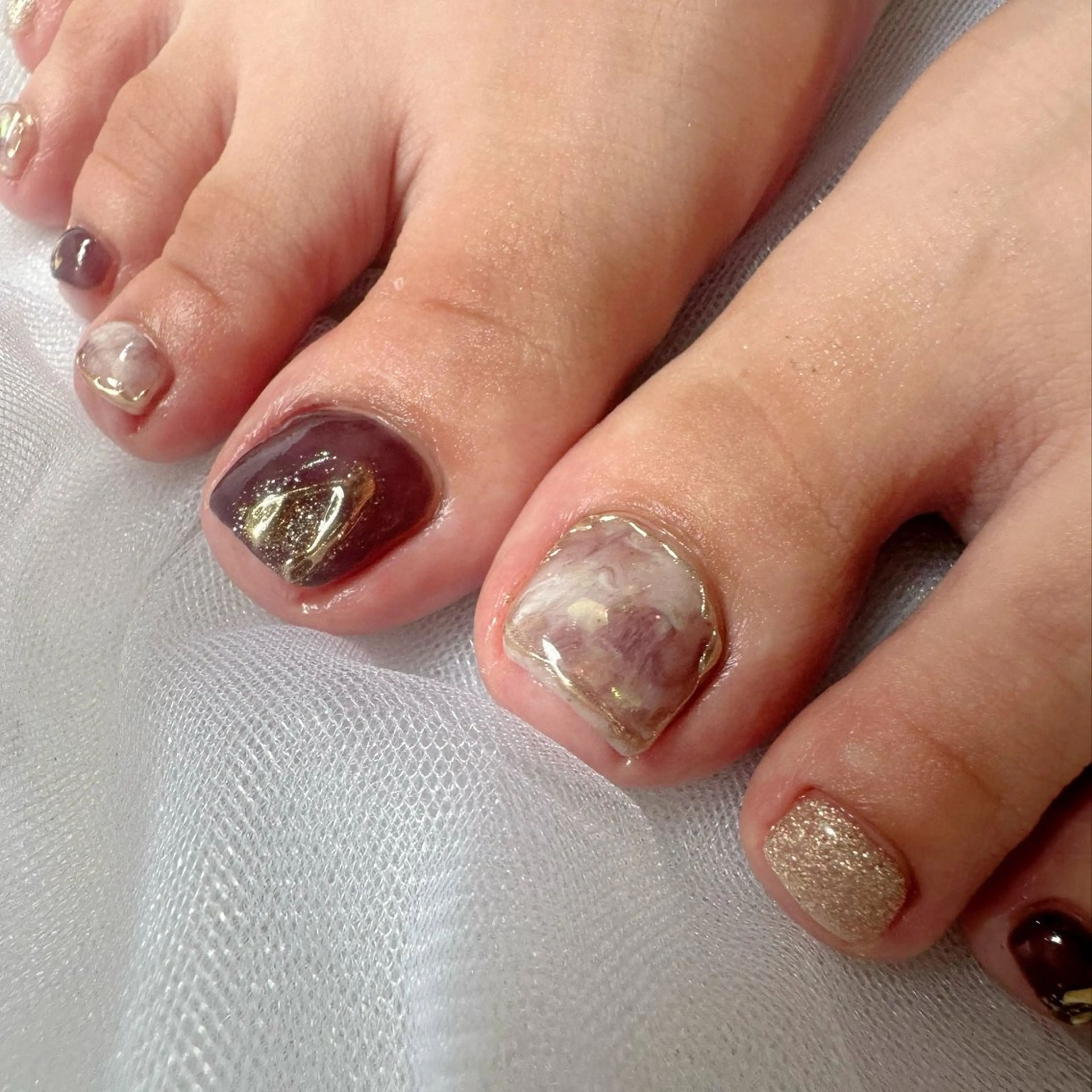 ネイル オーロラネイル ボルドー ブラウン フットネイル 氷ネイル・うるうるネイル 🪞KAPE NAIL 🪞のネイルデザイン