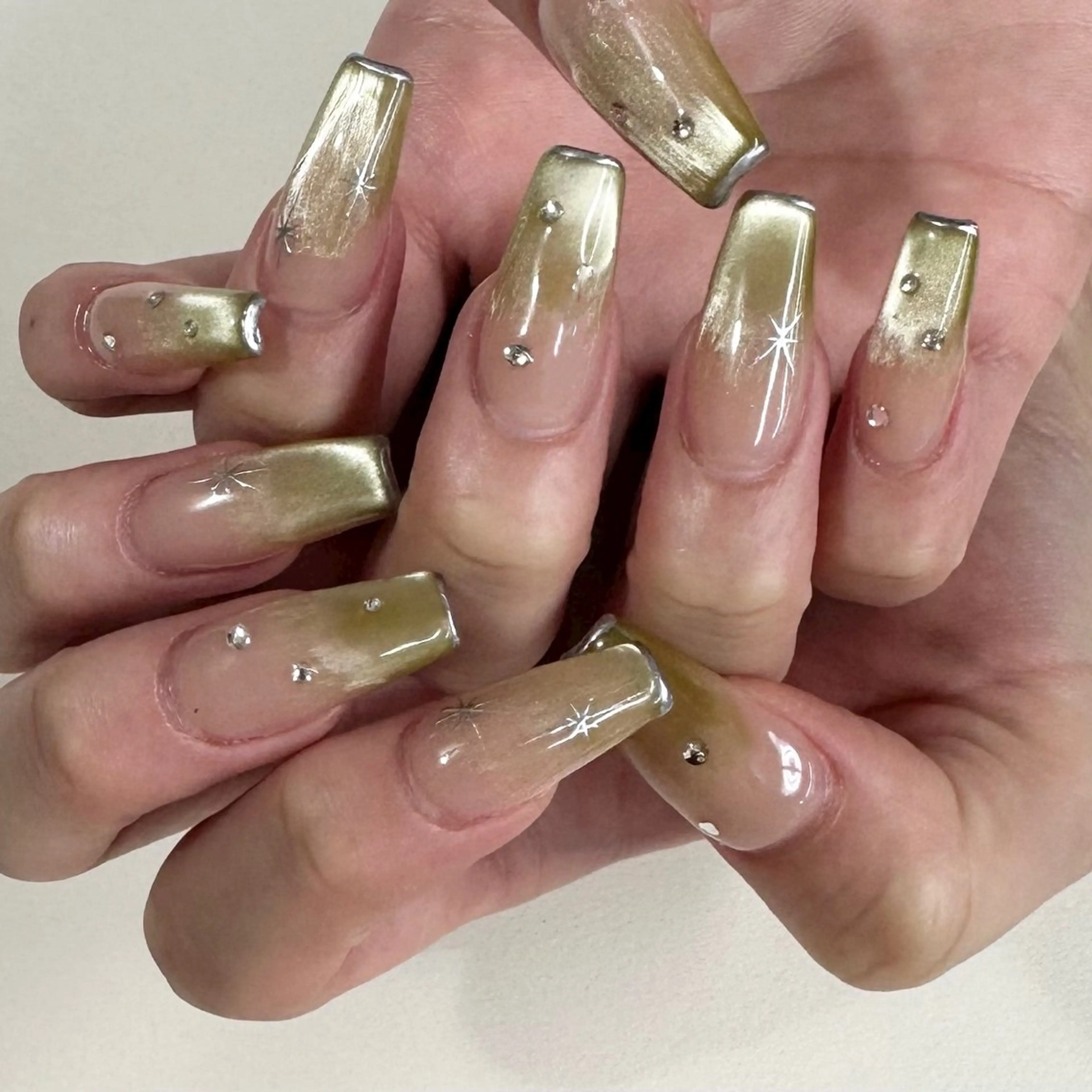 ネイル 長さ出し 韓国ネイル マグネットネイル ニュアンスネイル スカルプネイル nailstudio eviz新宿店のネイルデザイン