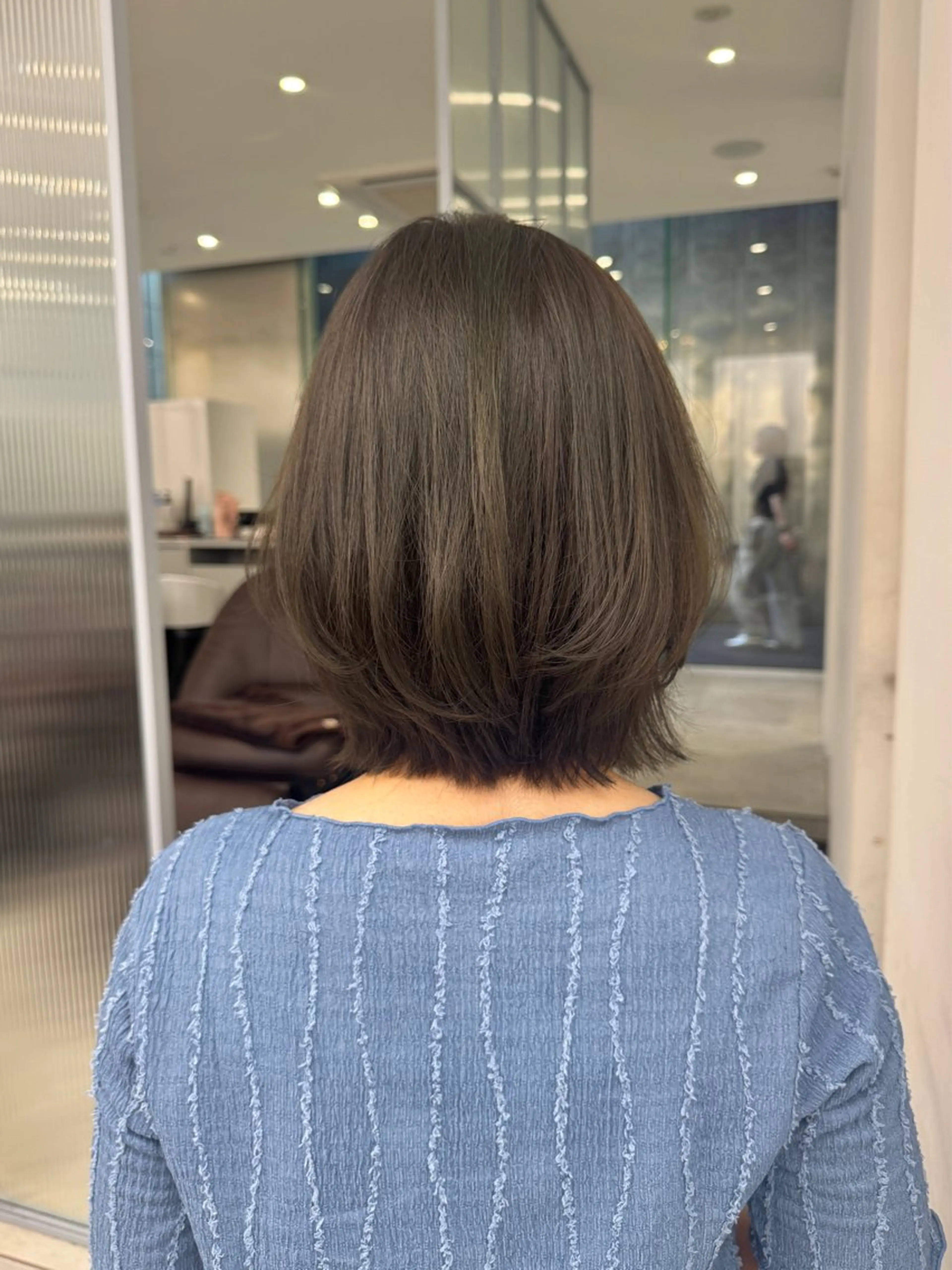 ミディアム ボブレイヤー ボブ レイヤーカット カット ヘアカラー ブリーチなし 寒色カラーのヘアスタイル