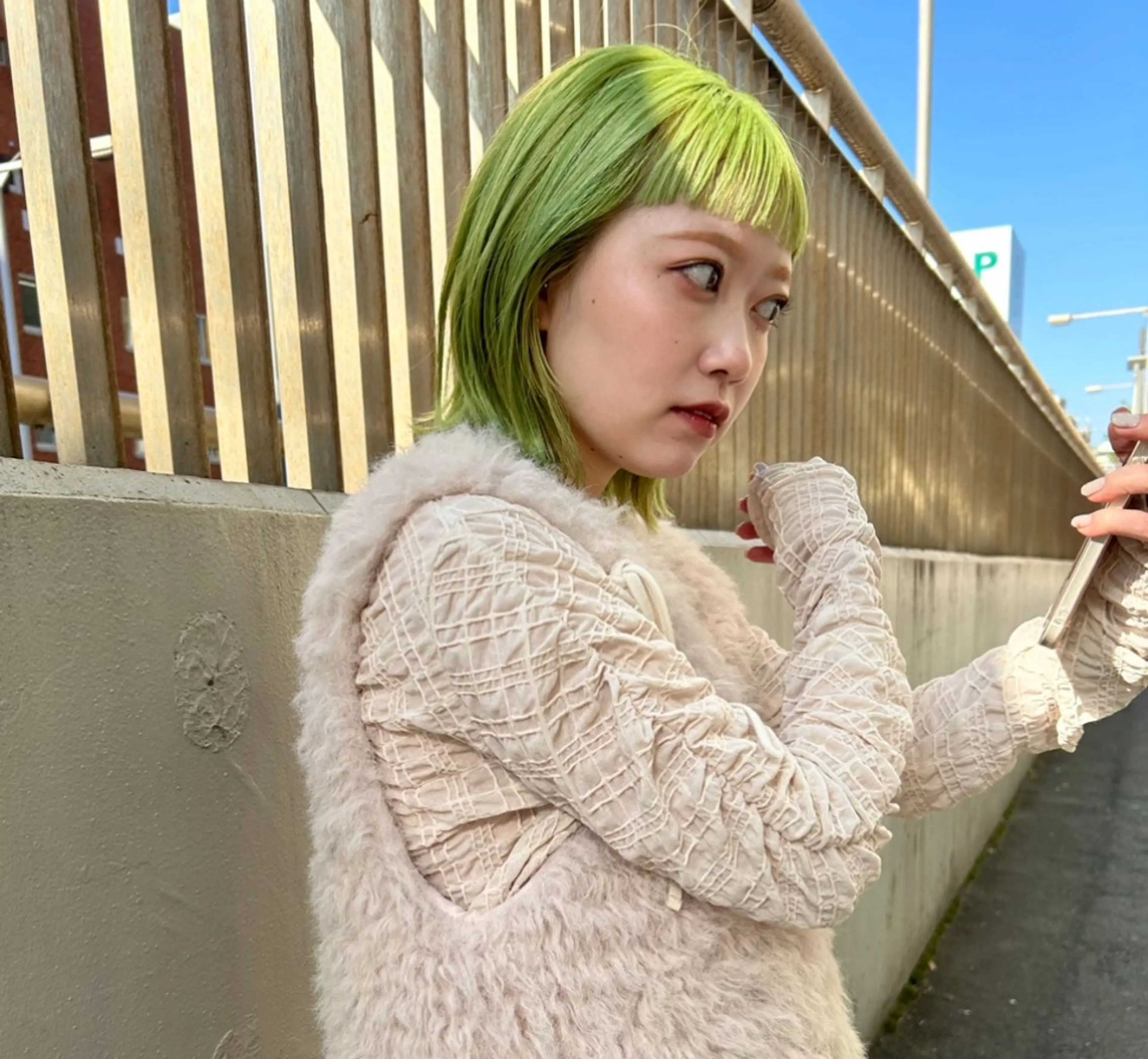 ミディアム カラー オン眉 カット ヘアカラー トリートメント ブリーチ/Wカラー パーマ/似合せカットのヘアスタイル