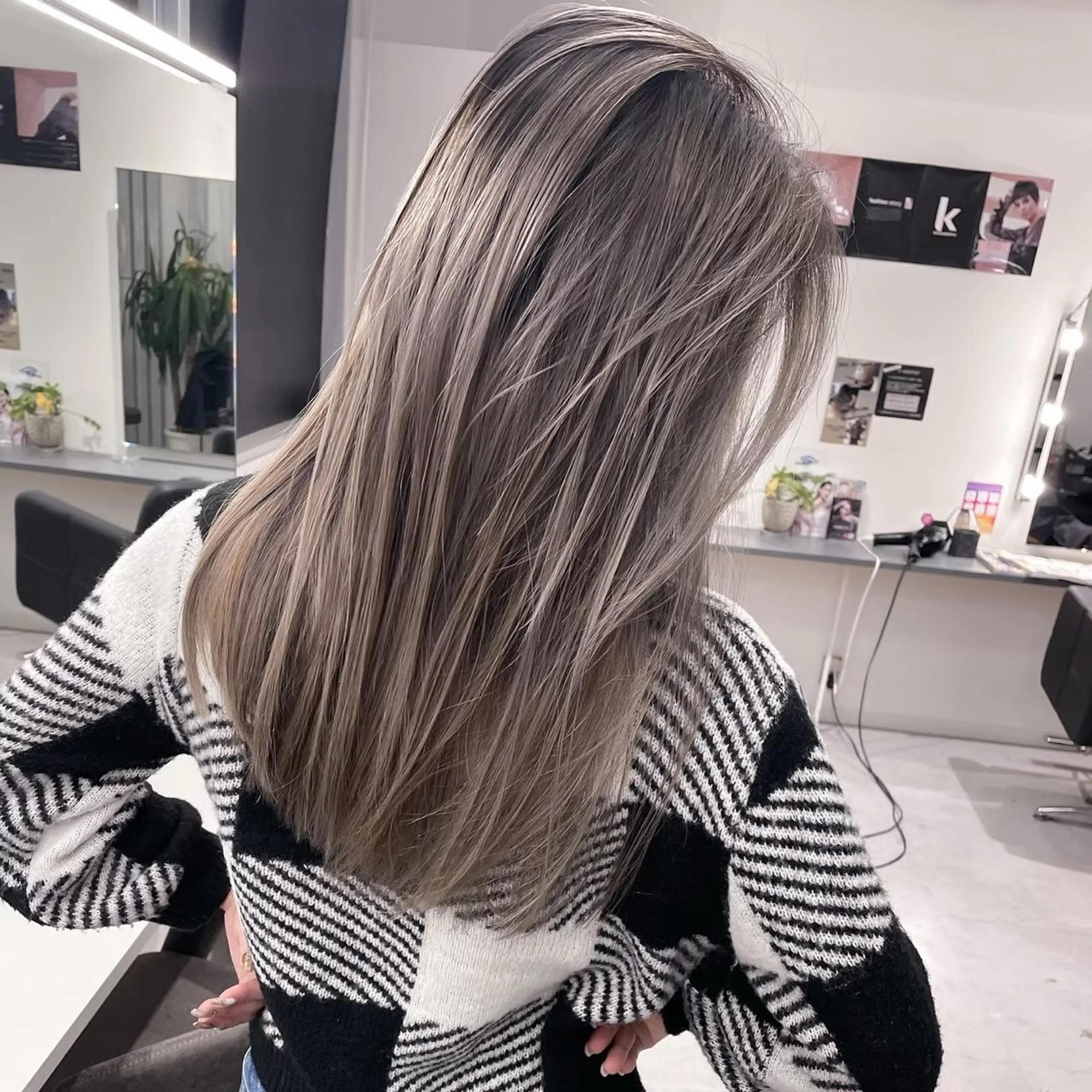 セミロング カラー バレイヤージュ ブリーチ レイヤーカット 髪質改善SALON MIST+所属・荒金 大翔のヘアスタイル