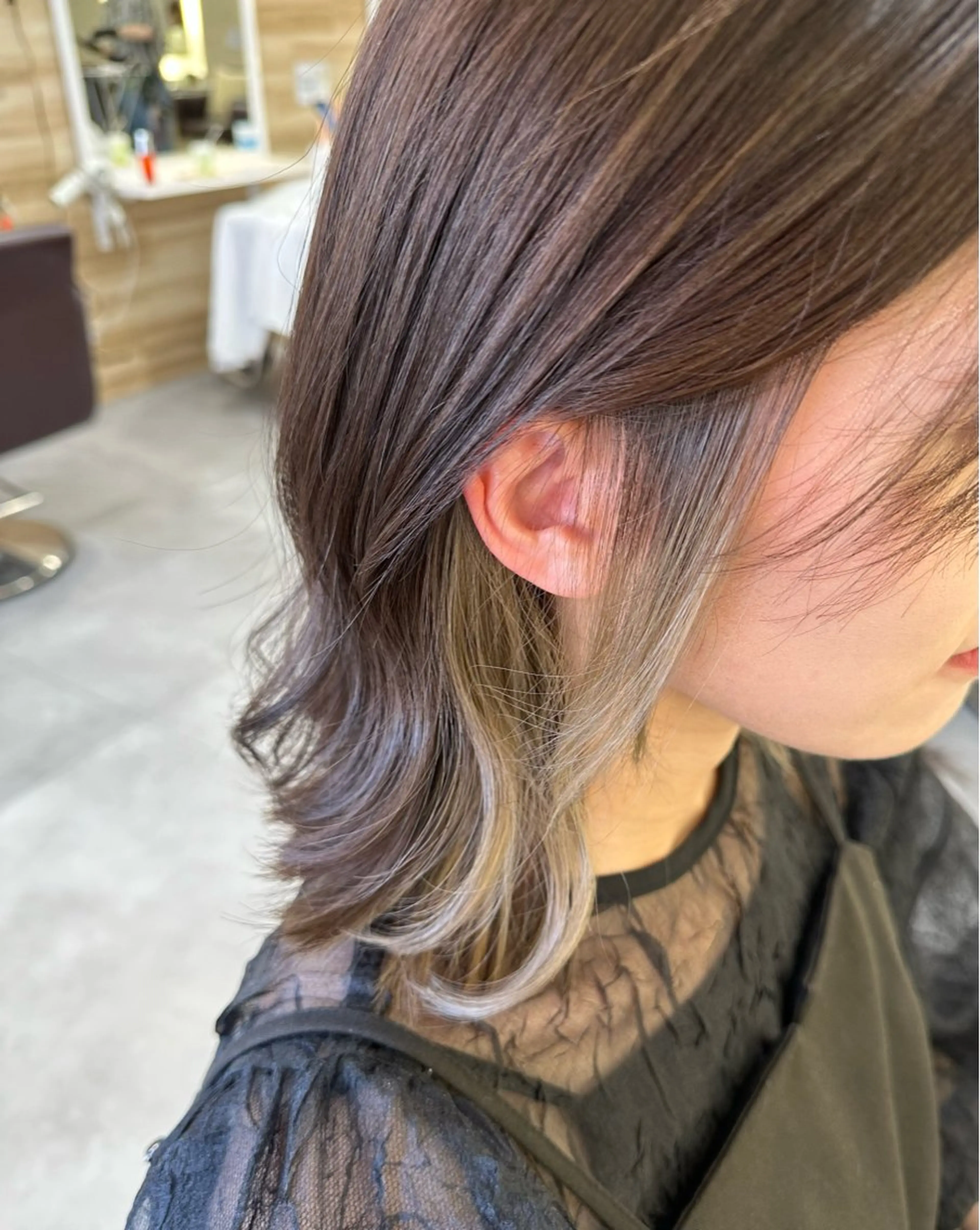 ロング カラー イヤリングカラー カット ヘアカラー 阪本 愛実のヘアスタイル