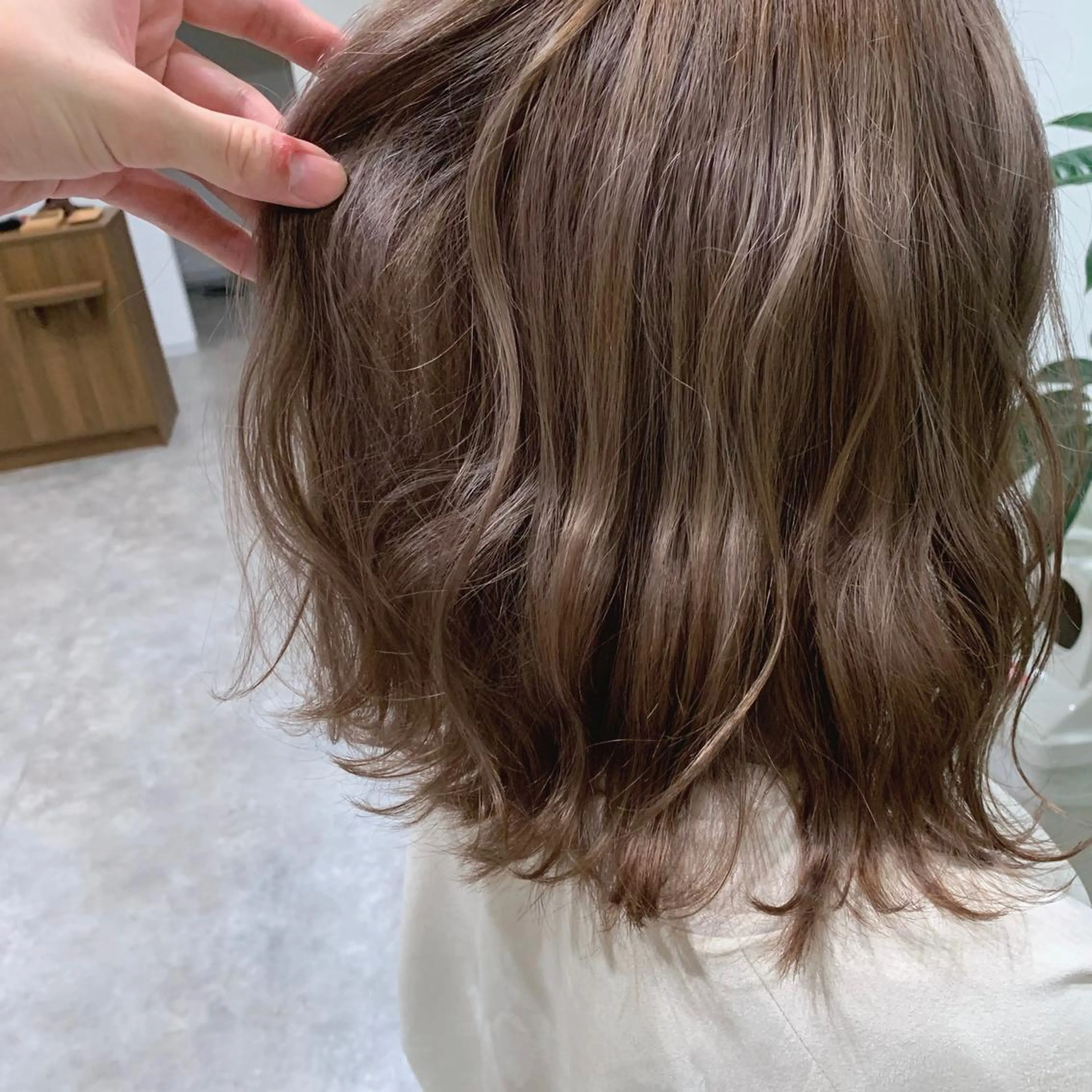 ミディアム カラー ベージュカラー ブリーチ 透明感カラー ミルクティーベージュ 清水 亮太/赤み消しカラーのヘアスタイル