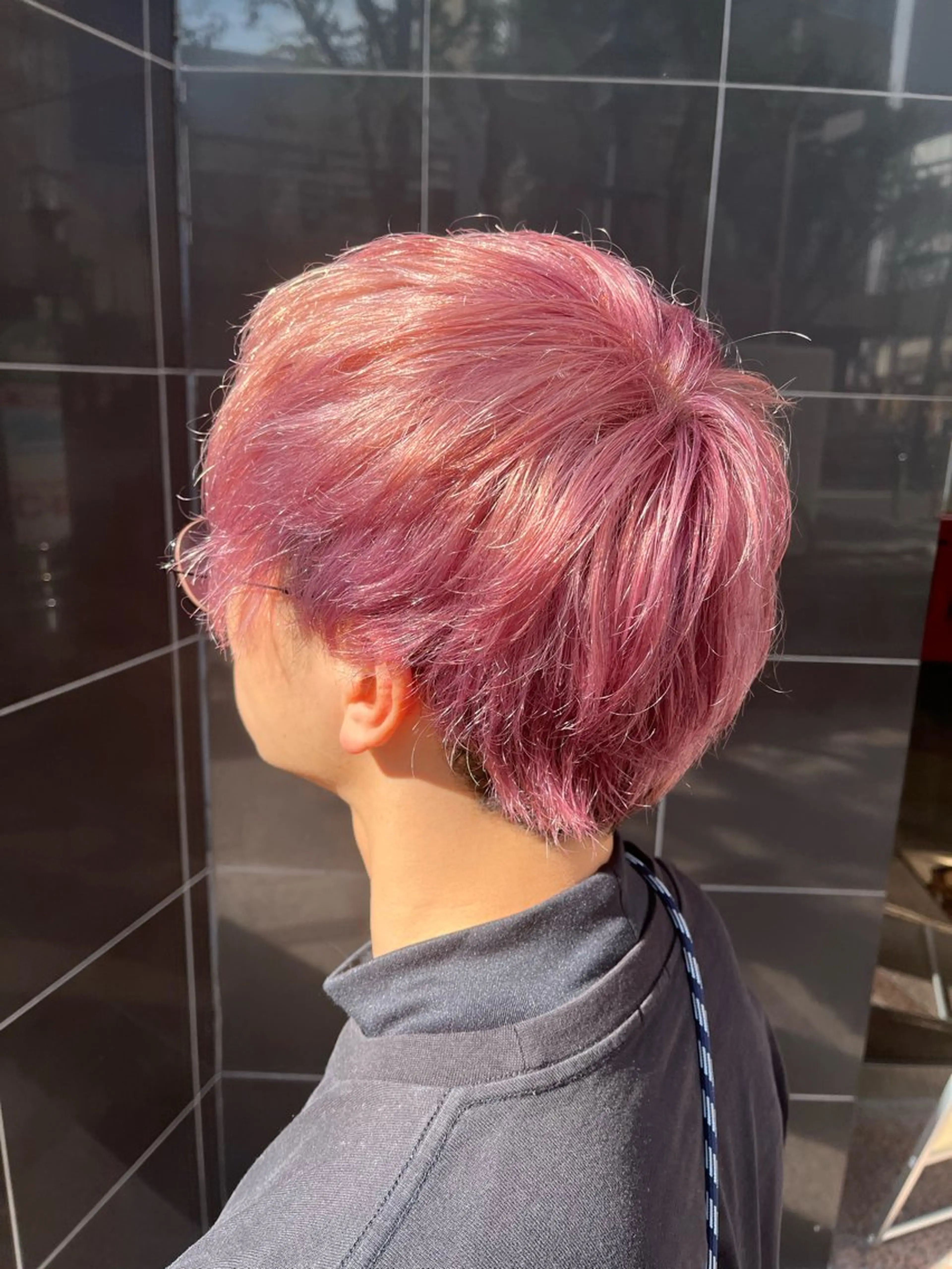 ショート カラー メンズ メンズブリーチ ブリーチ ピンクカラー 鈴木 芽依のヘアスタイル