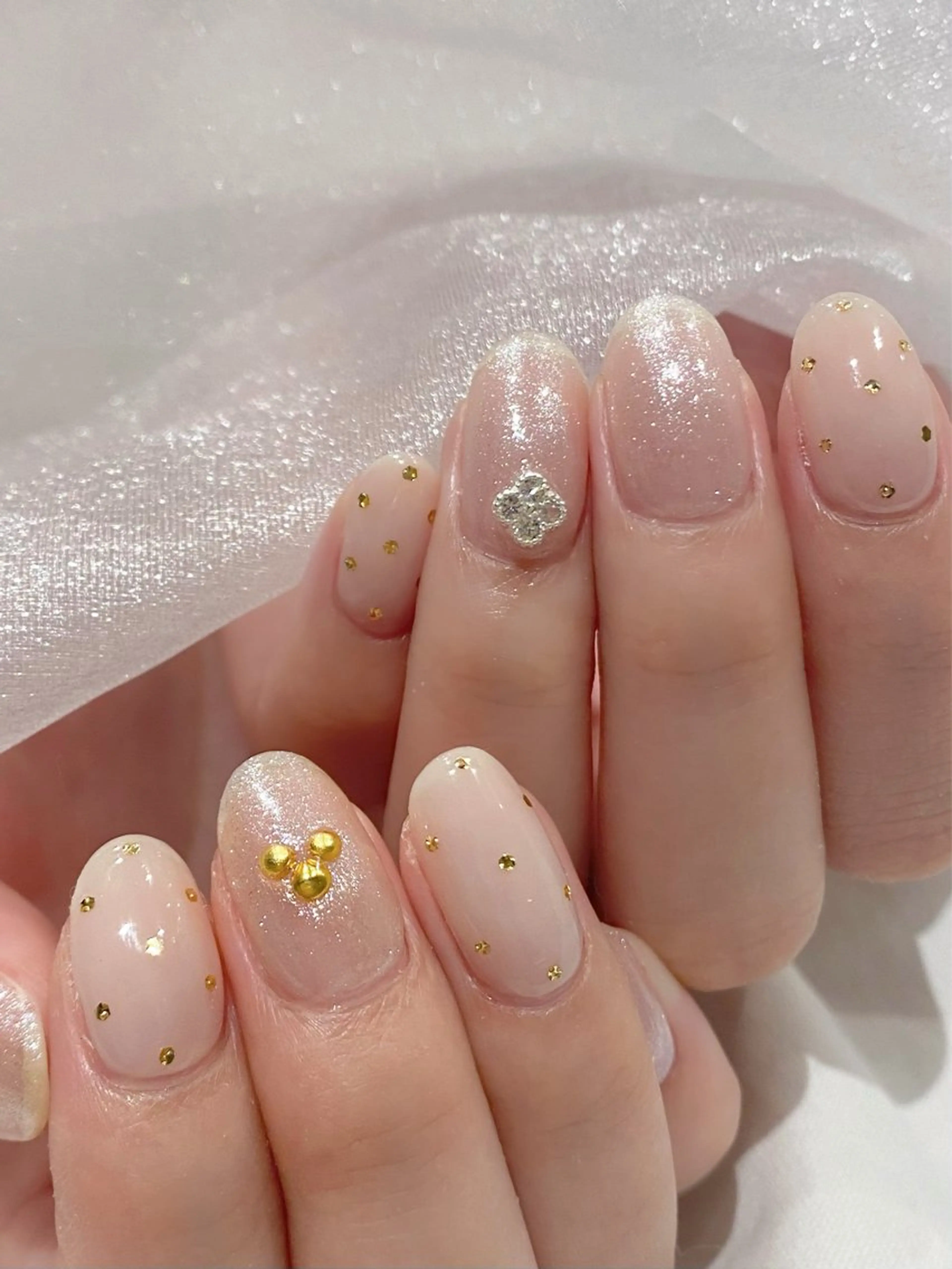 ネイル ジェルネイル キラキラネイル パラジェル ホワイト 冬ネイル ハンドネイル パラジェル認定サロン　ネイルケア&スパ　Lovin所属・Lovin _ryukaのネイルデザイン