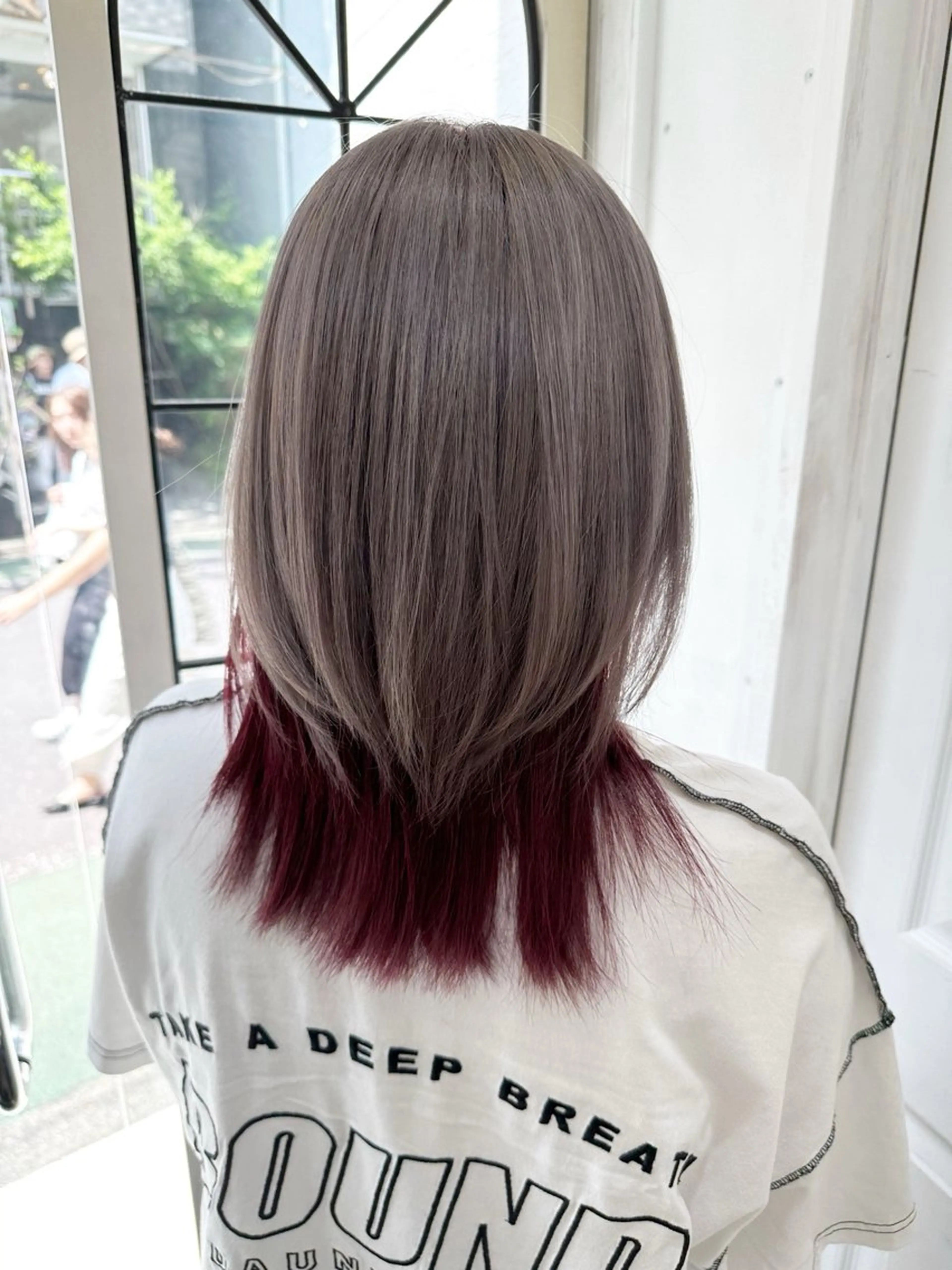 ミディアム カラー ブリーチ インナーカラー シルバー 中目黒✂︎店長✂︎ TOMOHIROのヘアスタイル