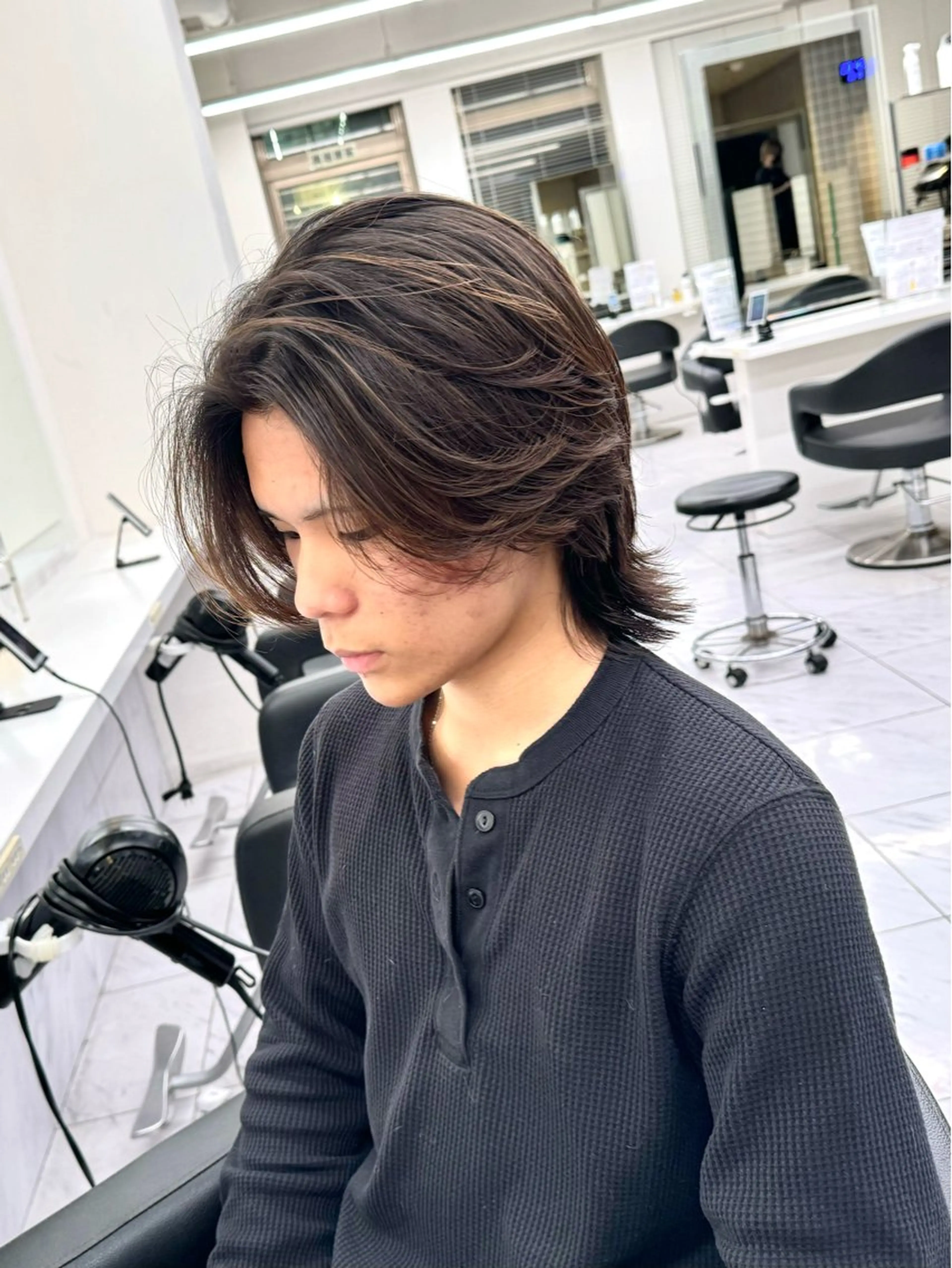 ミディアム パーマ ヘアアレンジ メンズ ミディアムパーマ フェザーパーマ メンズパーマ カット パーマ トリートメント ヘッドスパ ヘアセット 顔まわりカット の達人のヘアスタイル