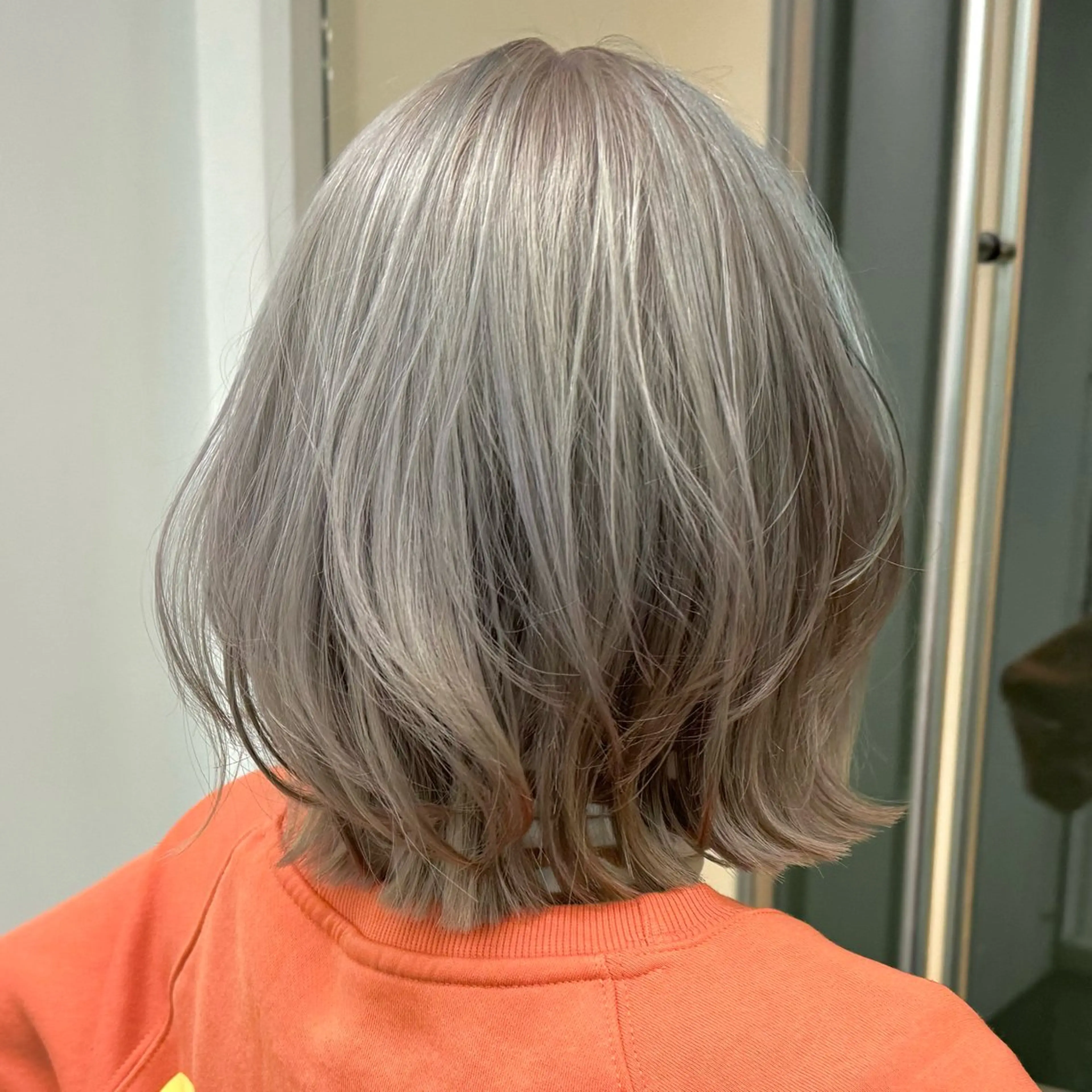 ミディアム カラー グレージュ ひなた あゆみのヘアスタイル