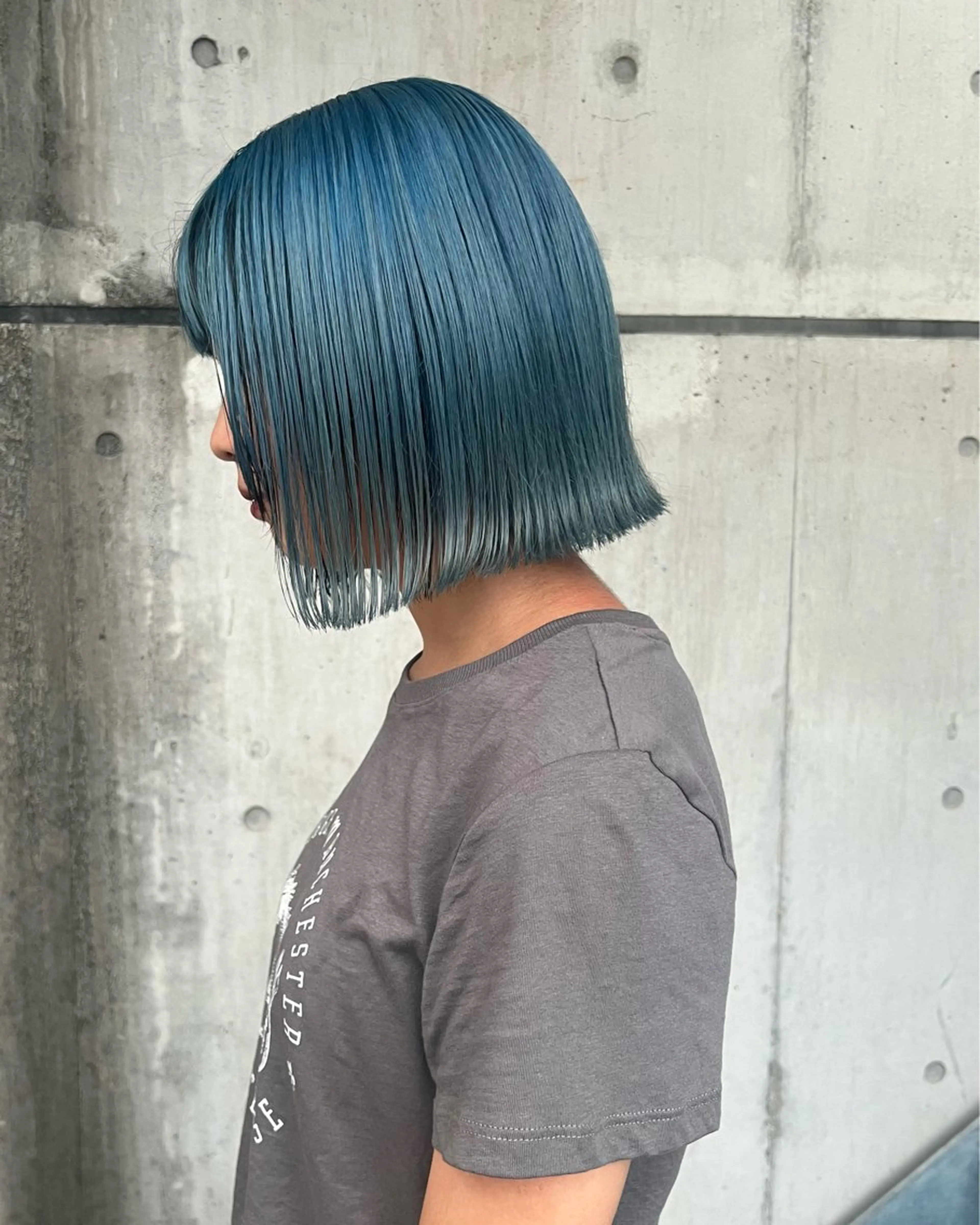 ショート カラー 切りっぱなしボブ ブルーカラー ボブ RAIMA ハイトーンレイヤーのヘアスタイル