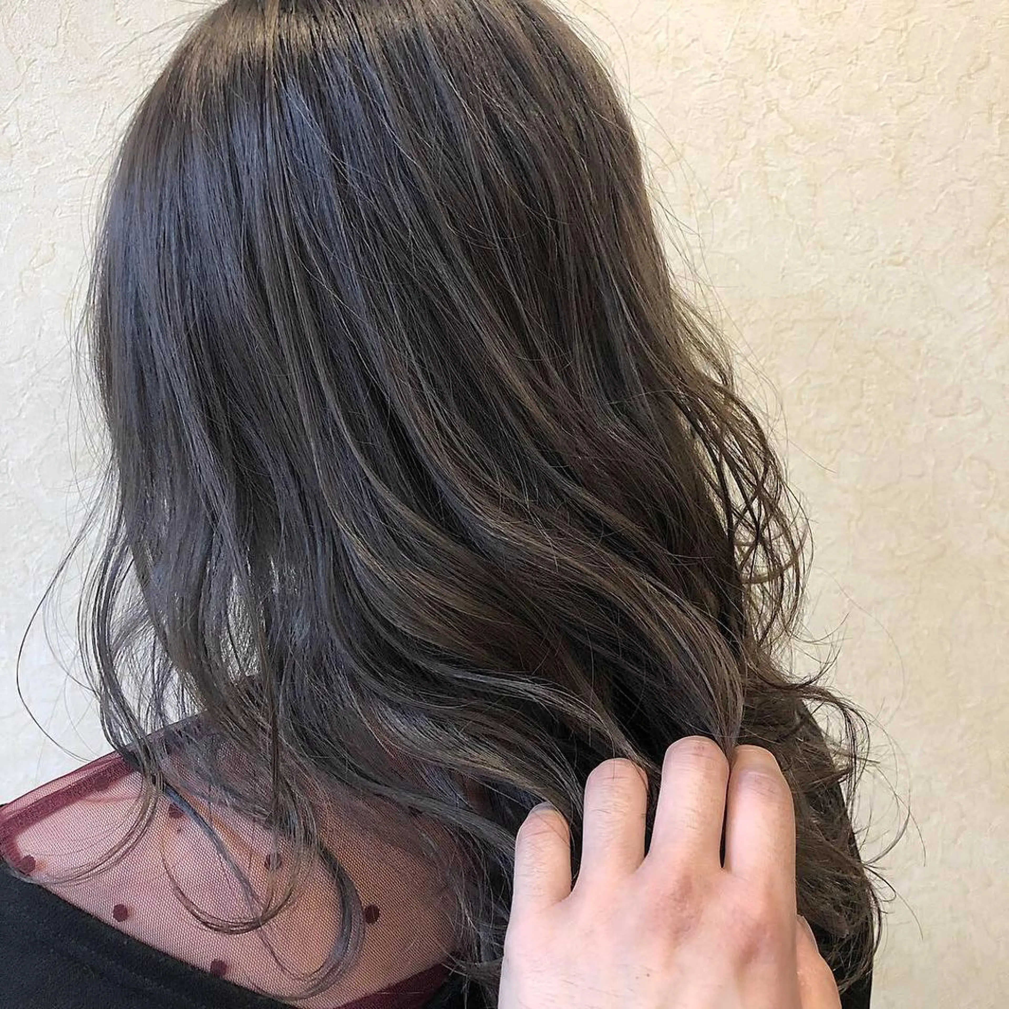 セミロング カラー ブリーチ グレージュ ブルームーン所属・モリタ ミツキのヘアスタイル