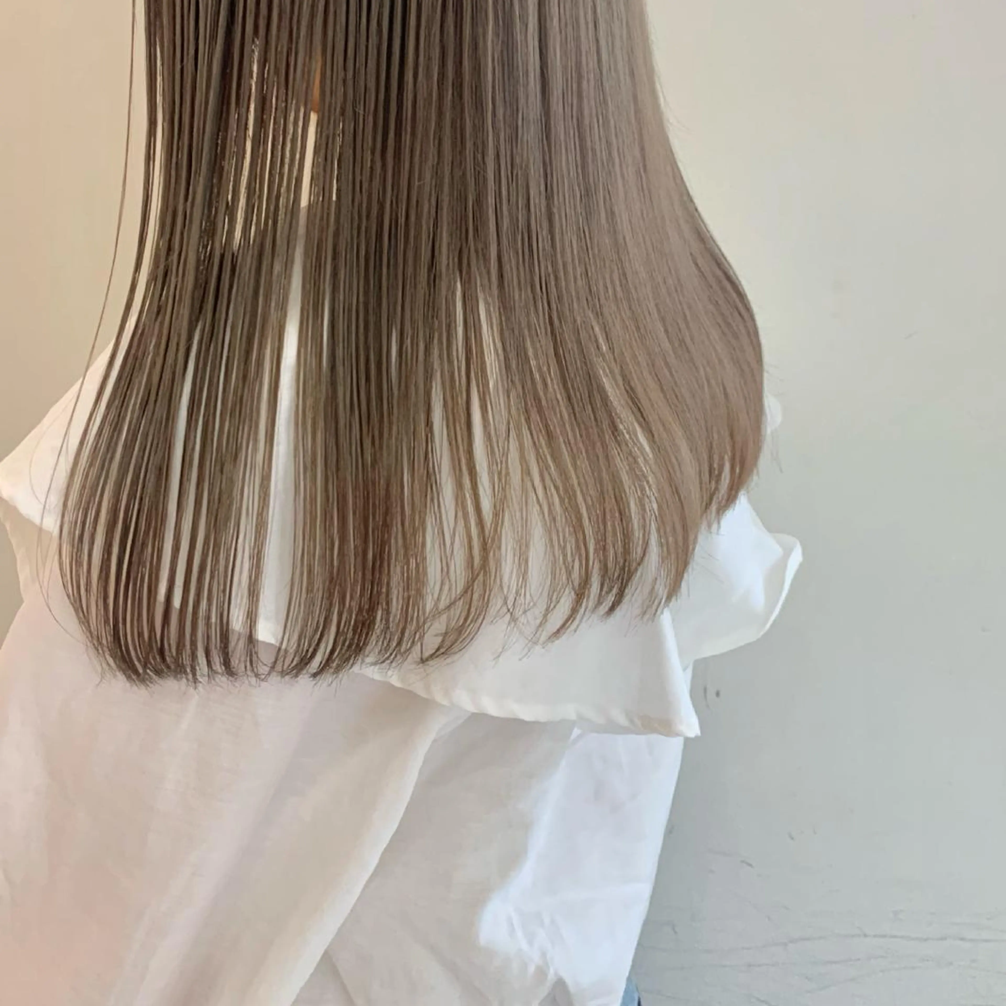 セミロング カラー グレージュ ミルクティーグレージュ iLi所属・iLi 《イリ》のヘアスタイル