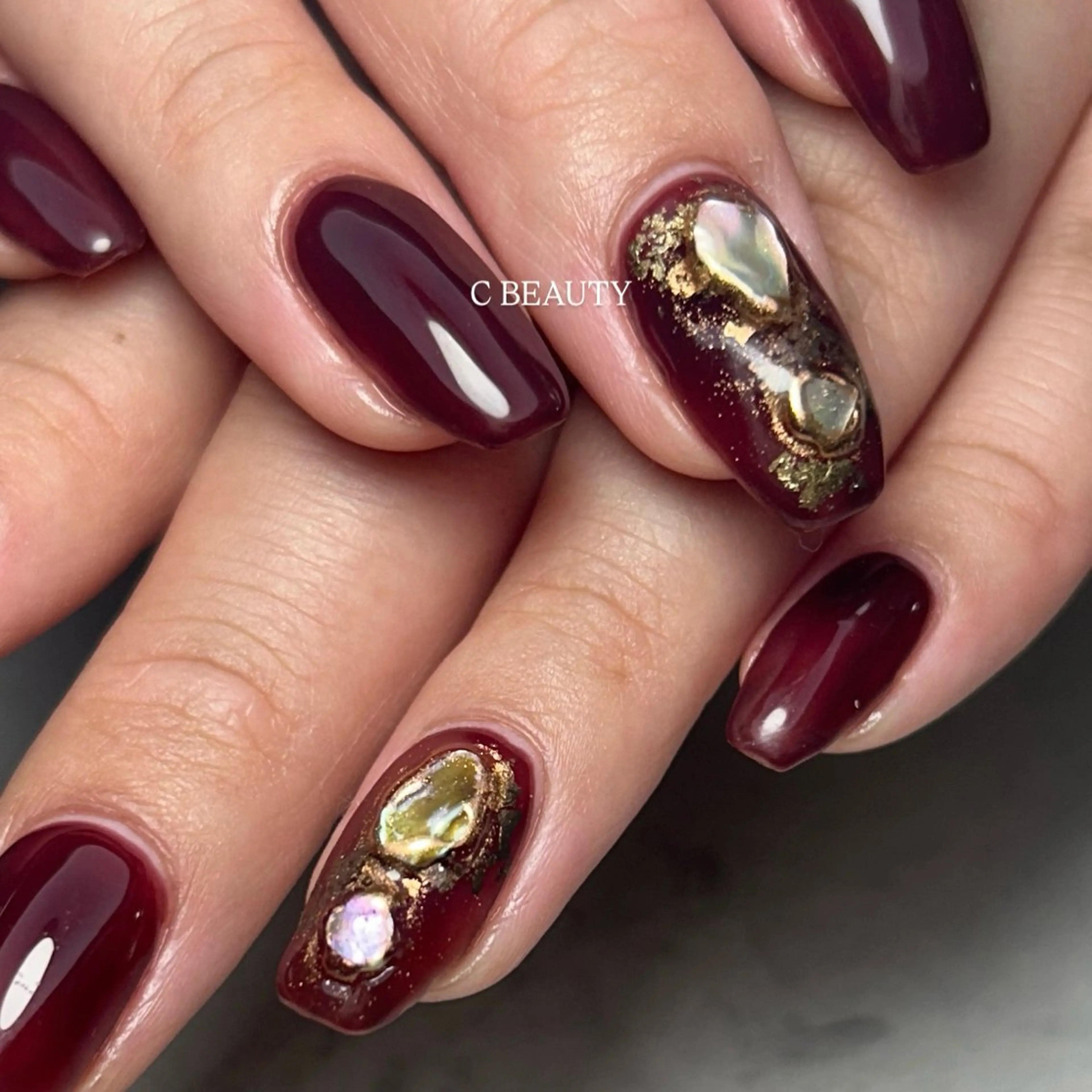 ネイル アートネイル ブラウン ニュアンスネイル ワンカラーネイル 赤色 C BEAUTY／ KAEDEのネイルデザイン